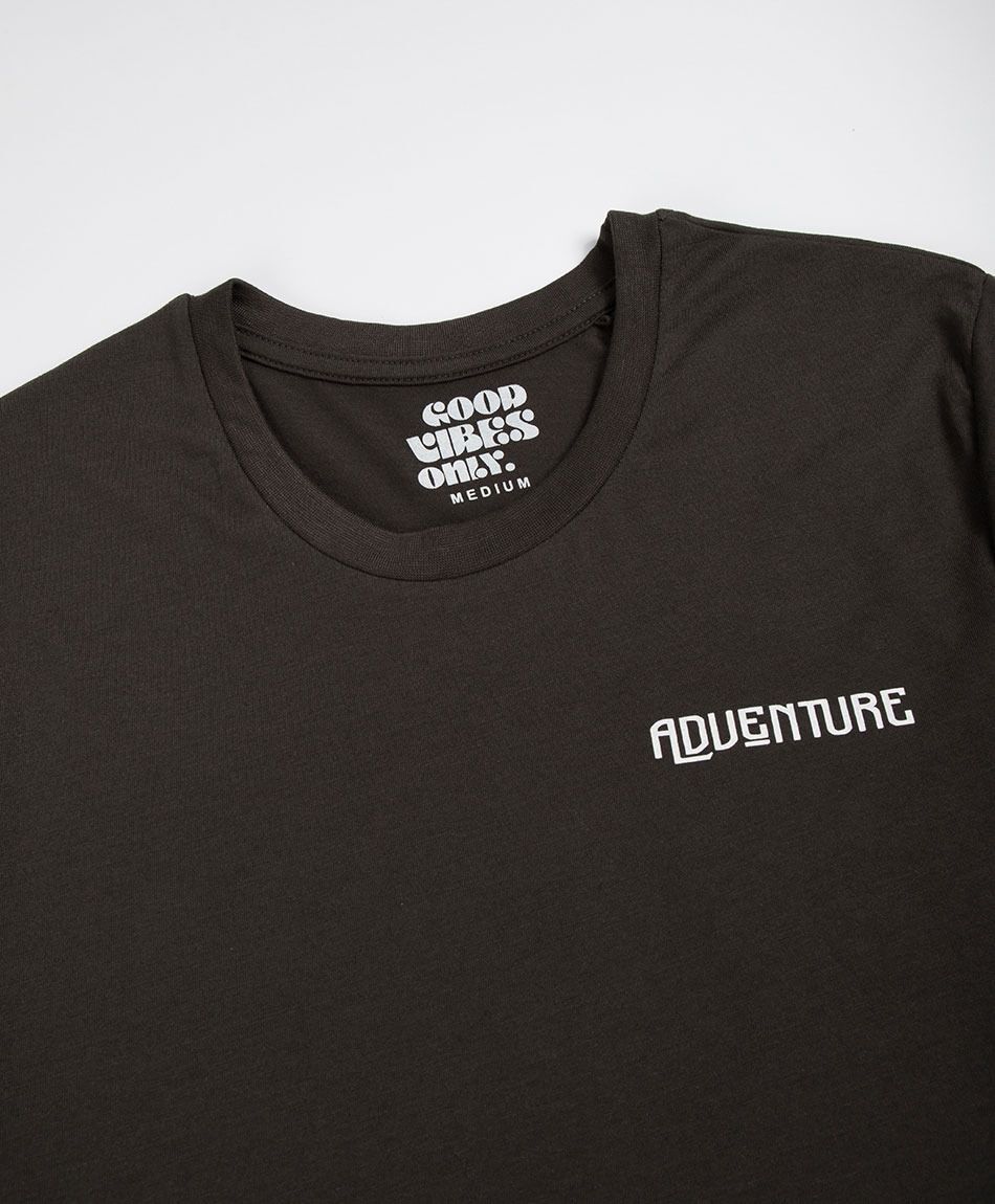 Polera hombre estampado adventure flags