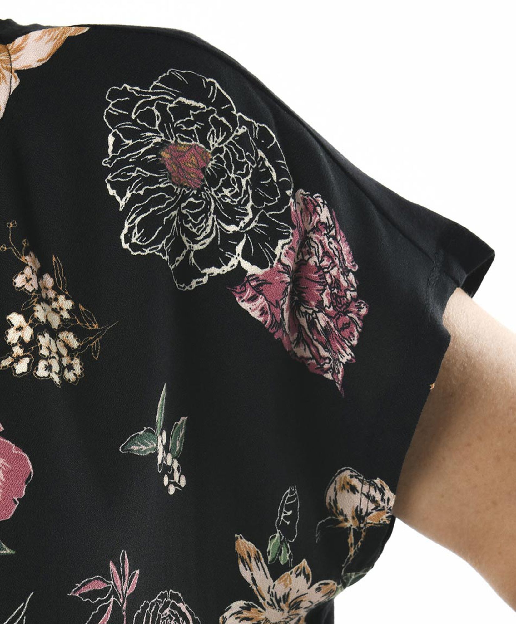Polera mujer floral mix oversize negra Polera mujer floral mix oversize negra
