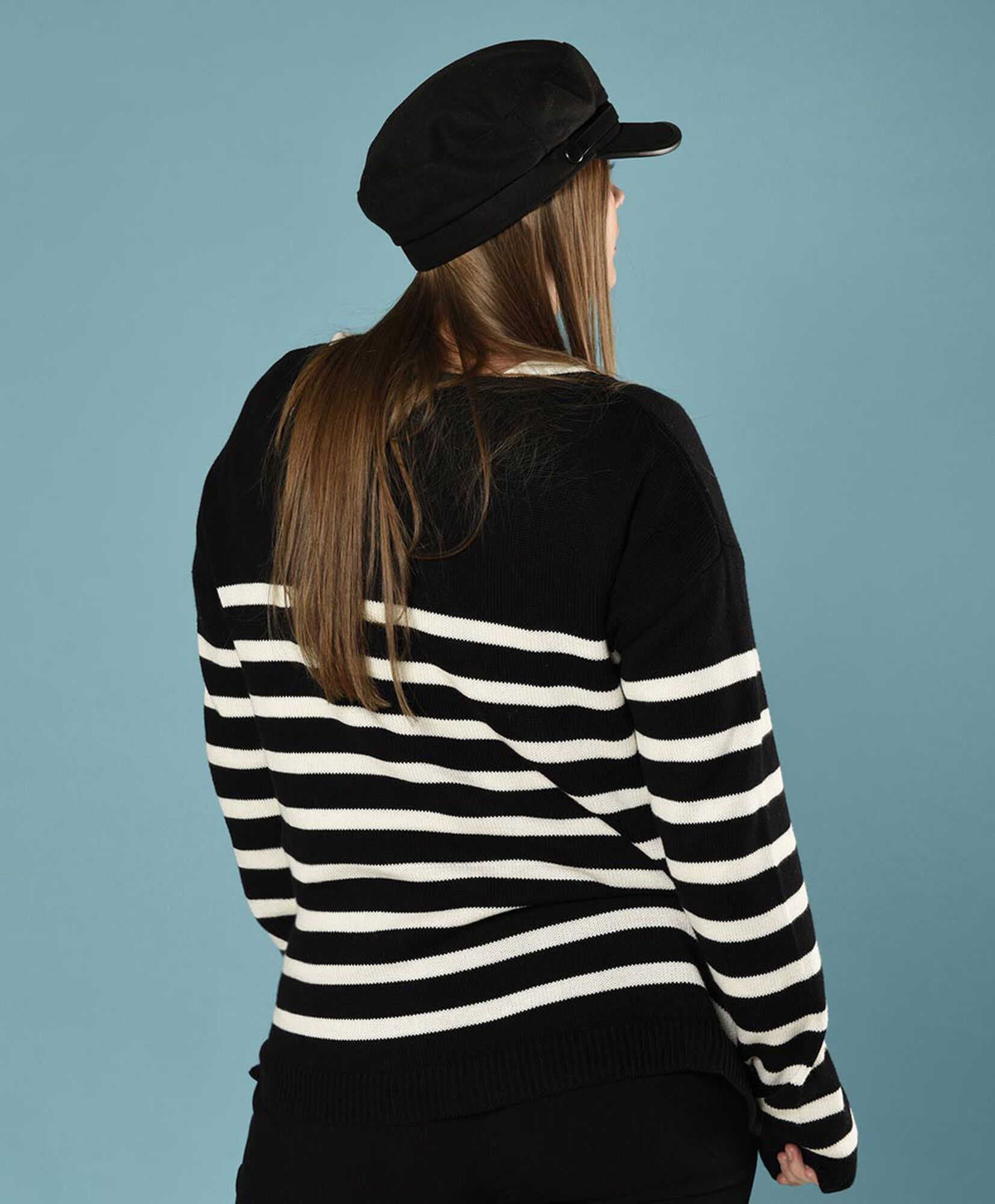 Sweater rayas blancas cuello redondo Sweater rayas blancas cuello redondo