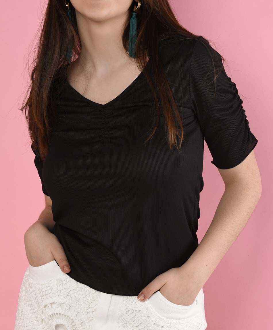 Polera ajustada manga corta cuello en v