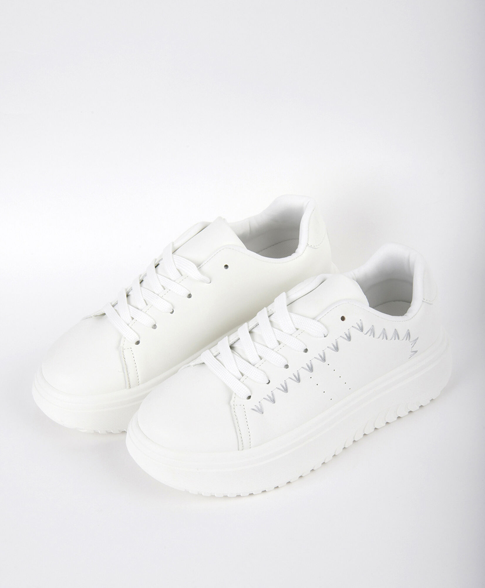 Zapatilla mujer detalles plateados TRICOT