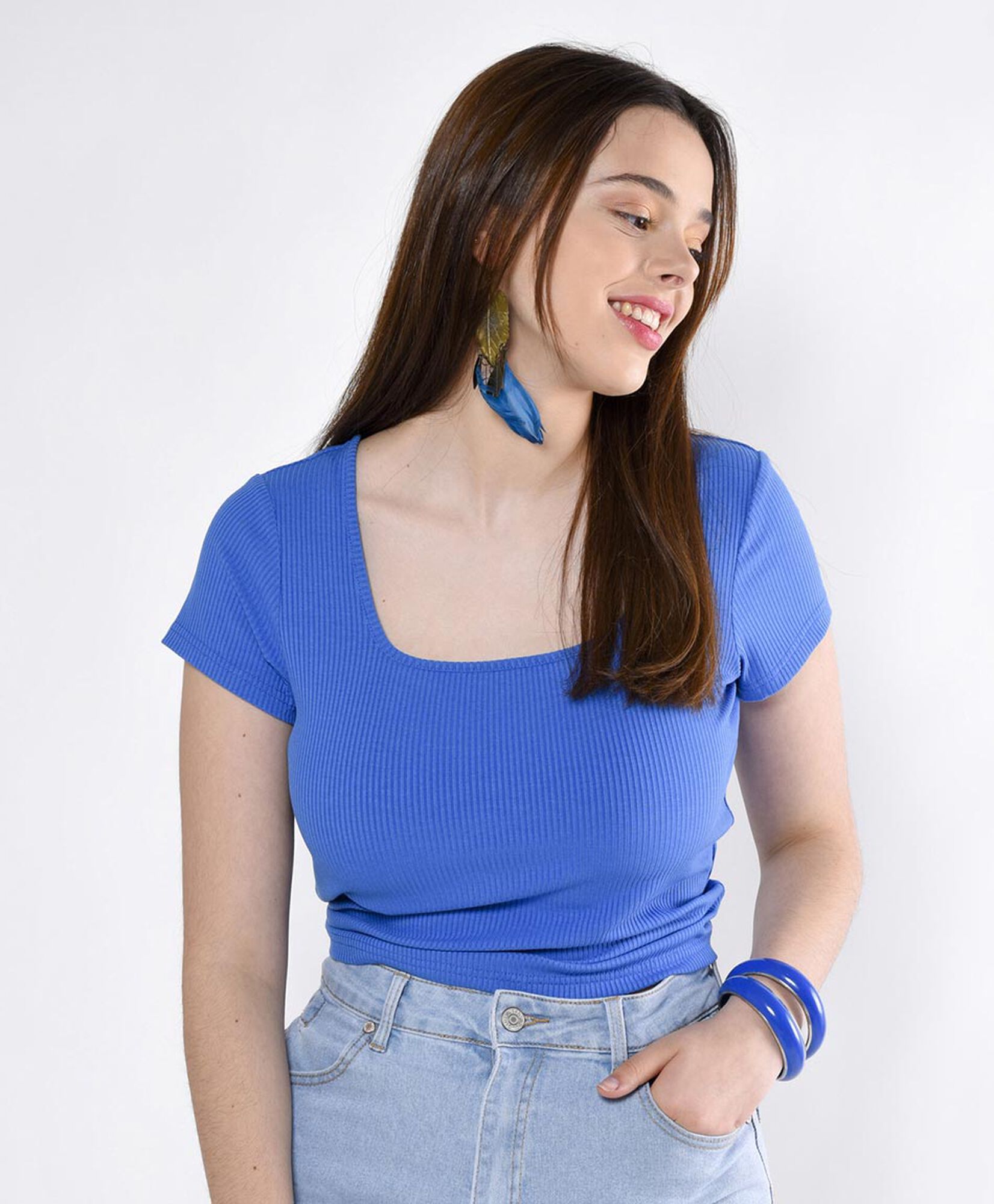 Polera ajustada manga corta cuello redondo Polera ajustada manga corta cuello redondo