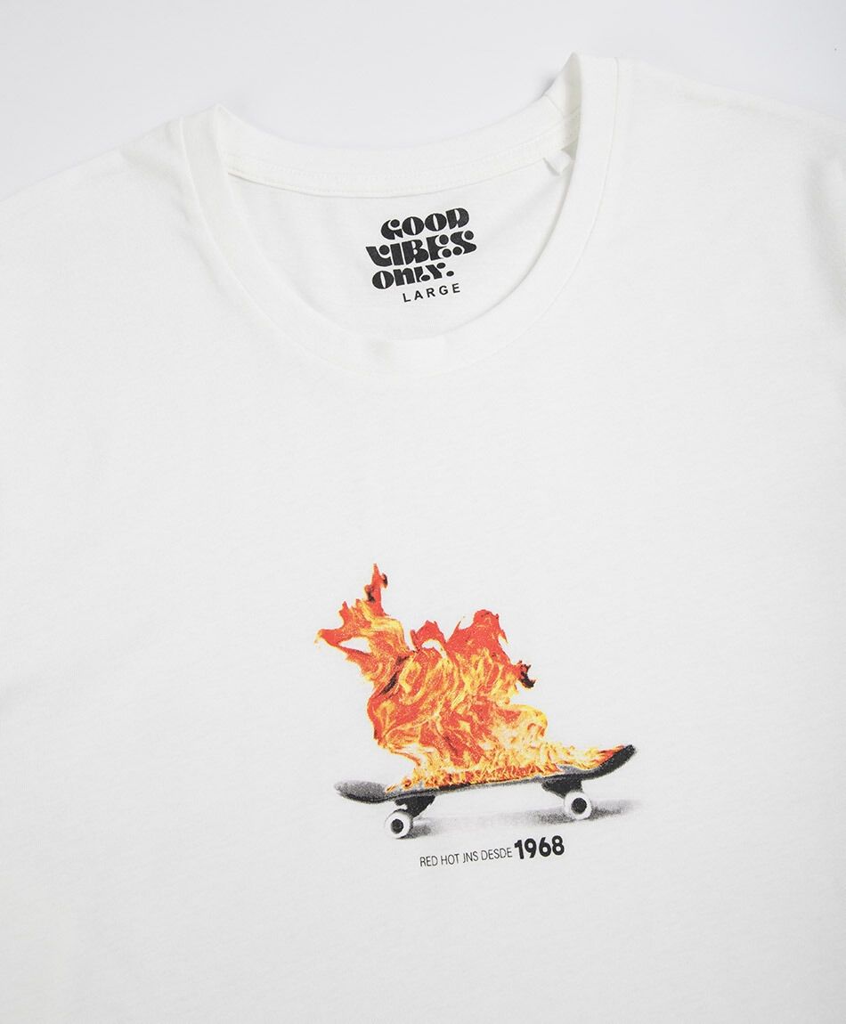 Polera hombre patineta en llamas