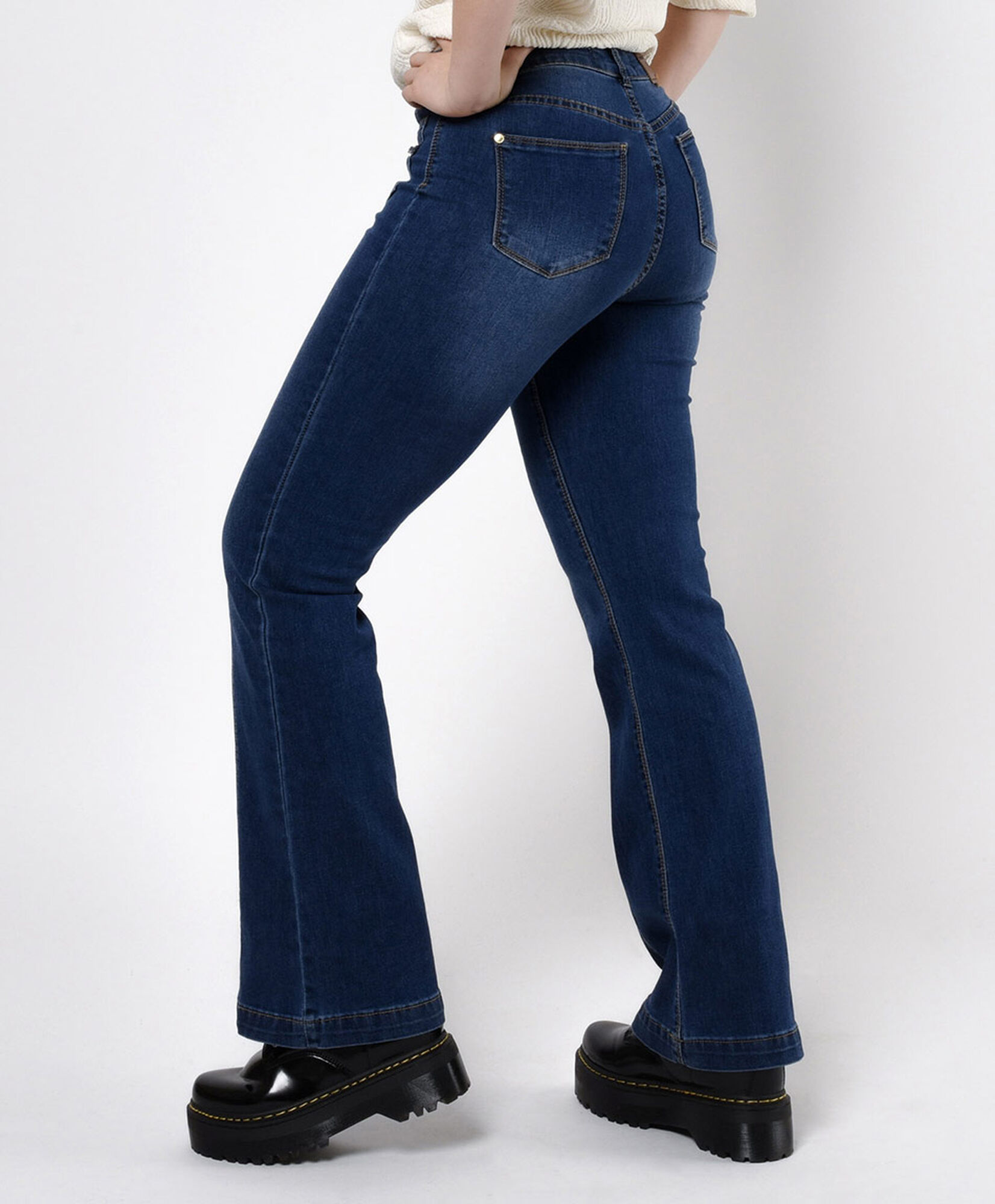 Jeans mujer cadenas en bolsillos flare Jeans mujer cadenas en bolsillos flare
