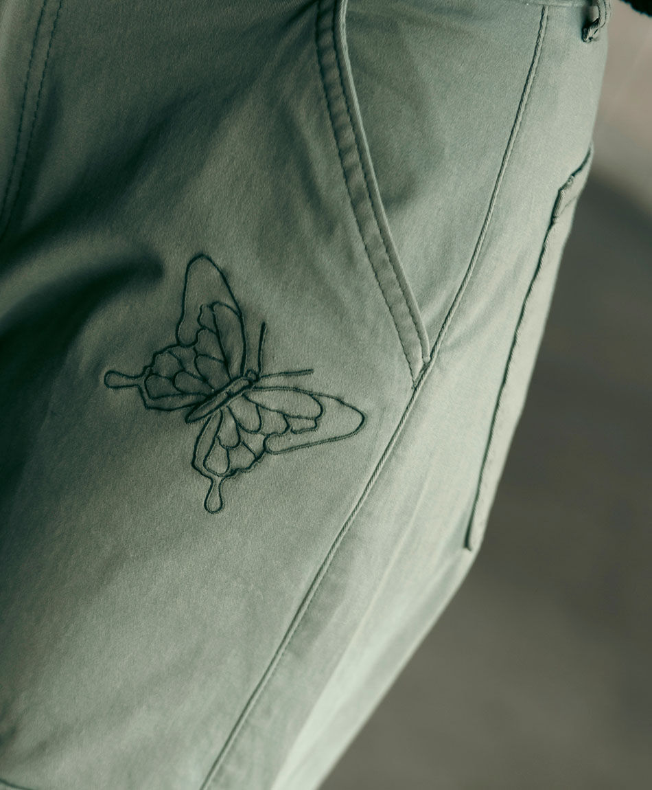 Pantal&oacute;n mujer cargo bordado