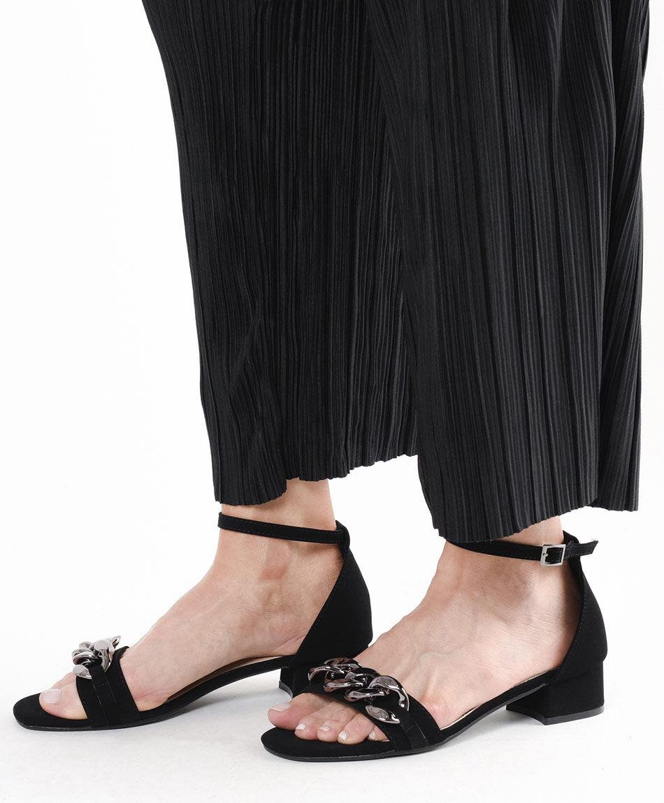 Sandalia mujer negra cadena