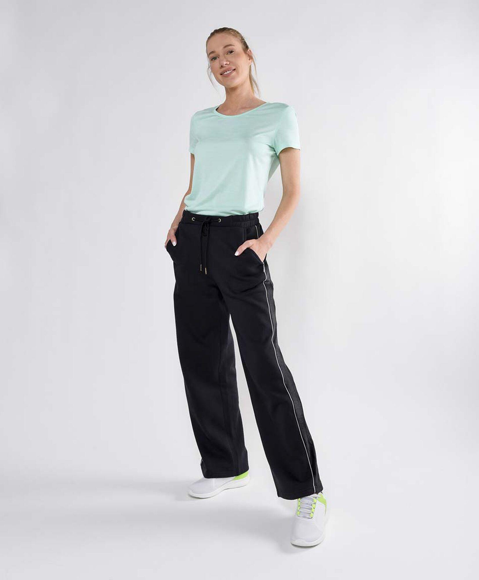 Pantalón de buzo mujer liso líneas laterales wide Pantalón de buzo mujer liso líneas laterales wide