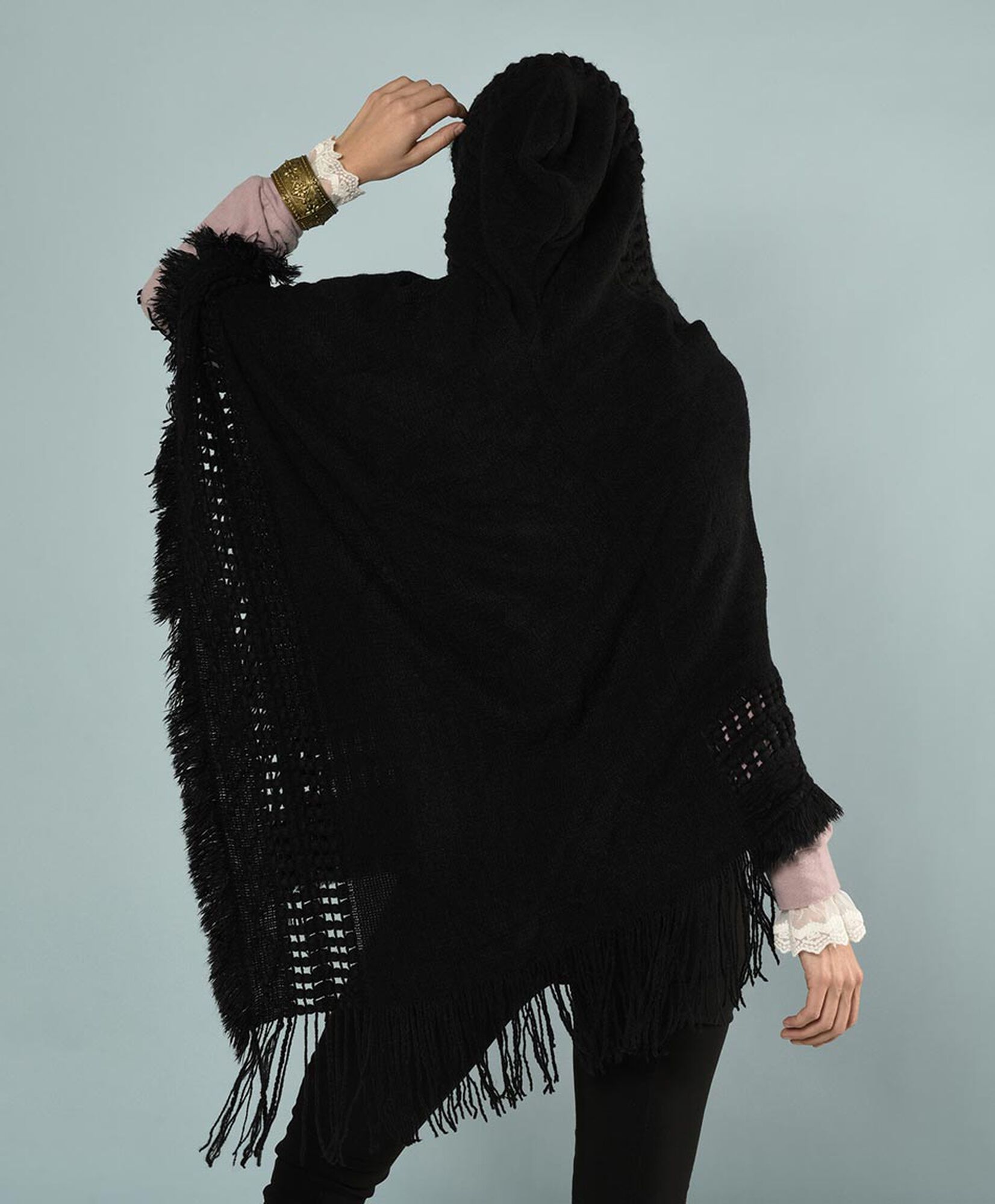 Poncho flecos capucha Poncho flecos capucha