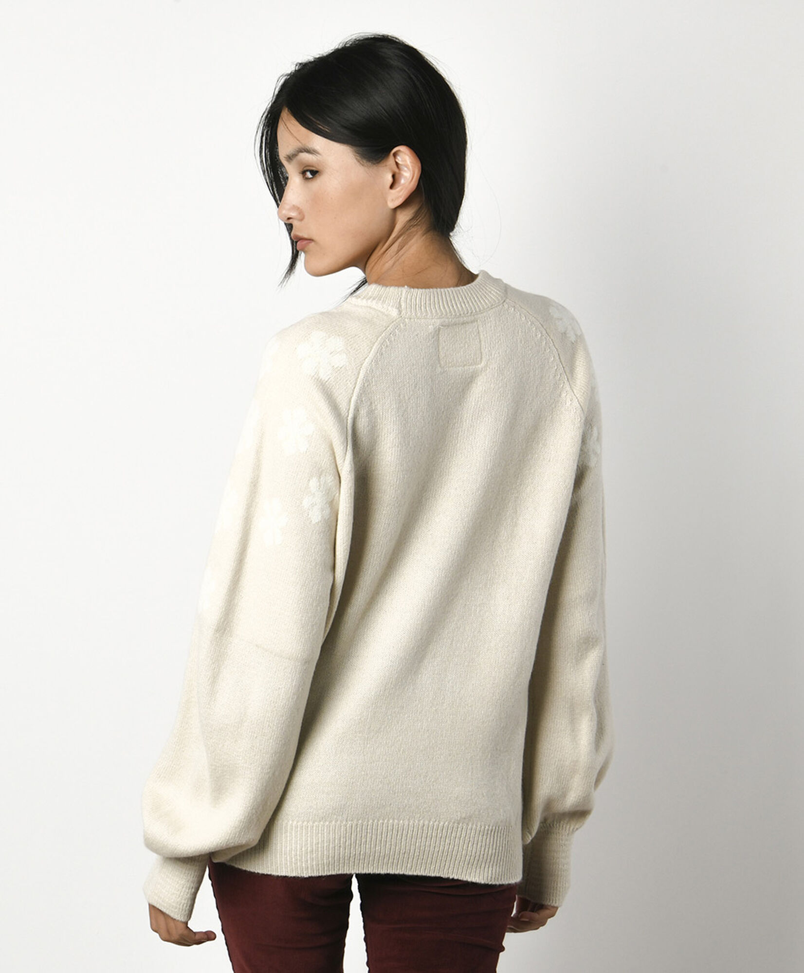 Sweater mujer flores en manga Sweater mujer flores en manga