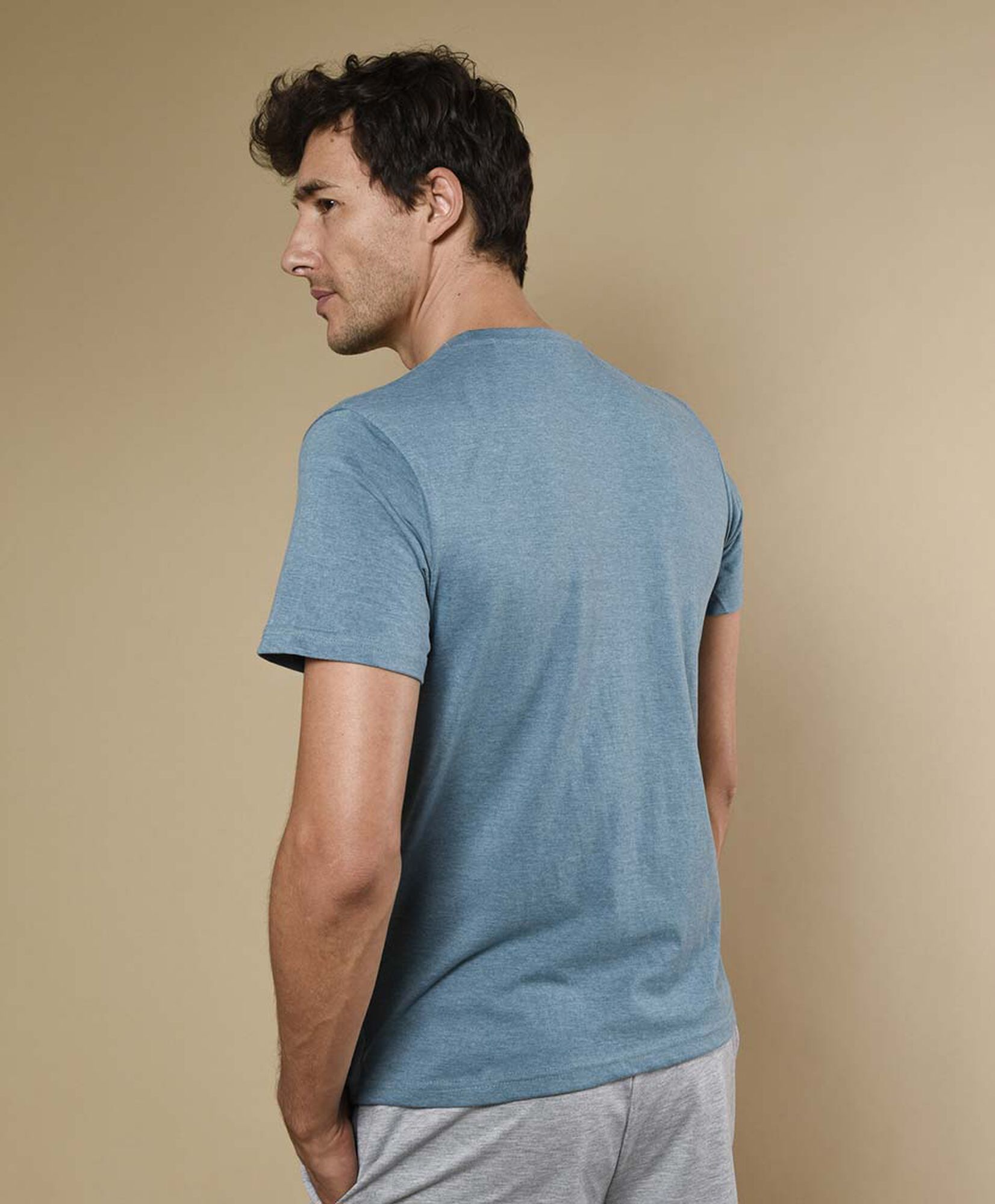 Polera deportiva manga corta cuello redondo Polera deportiva manga corta cuello redondo