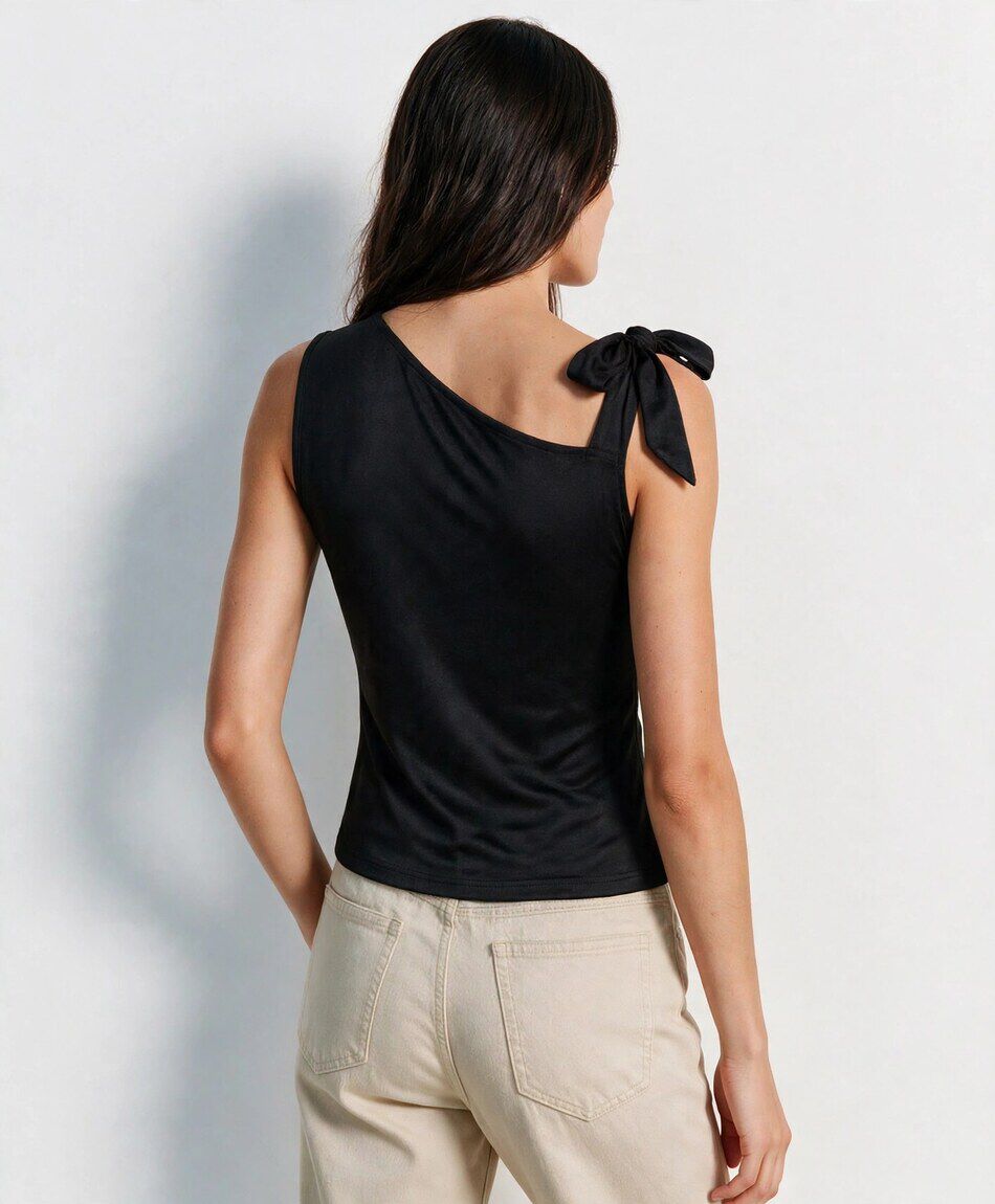 Polera mujer asim&eacute;trica lazo negra