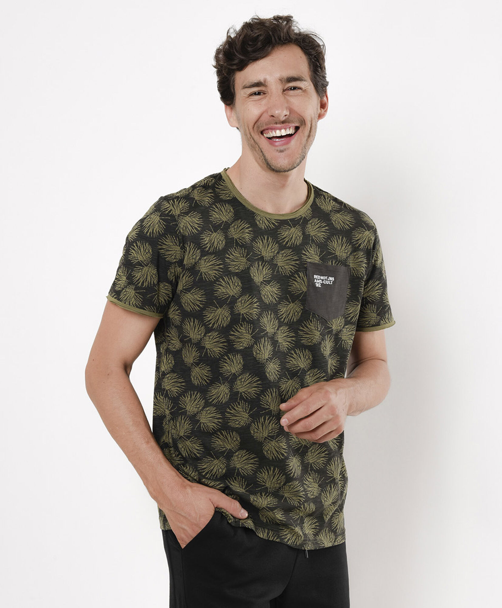 Polera hombre print hojas bolsillo Polera hombre print hojas bolsillo