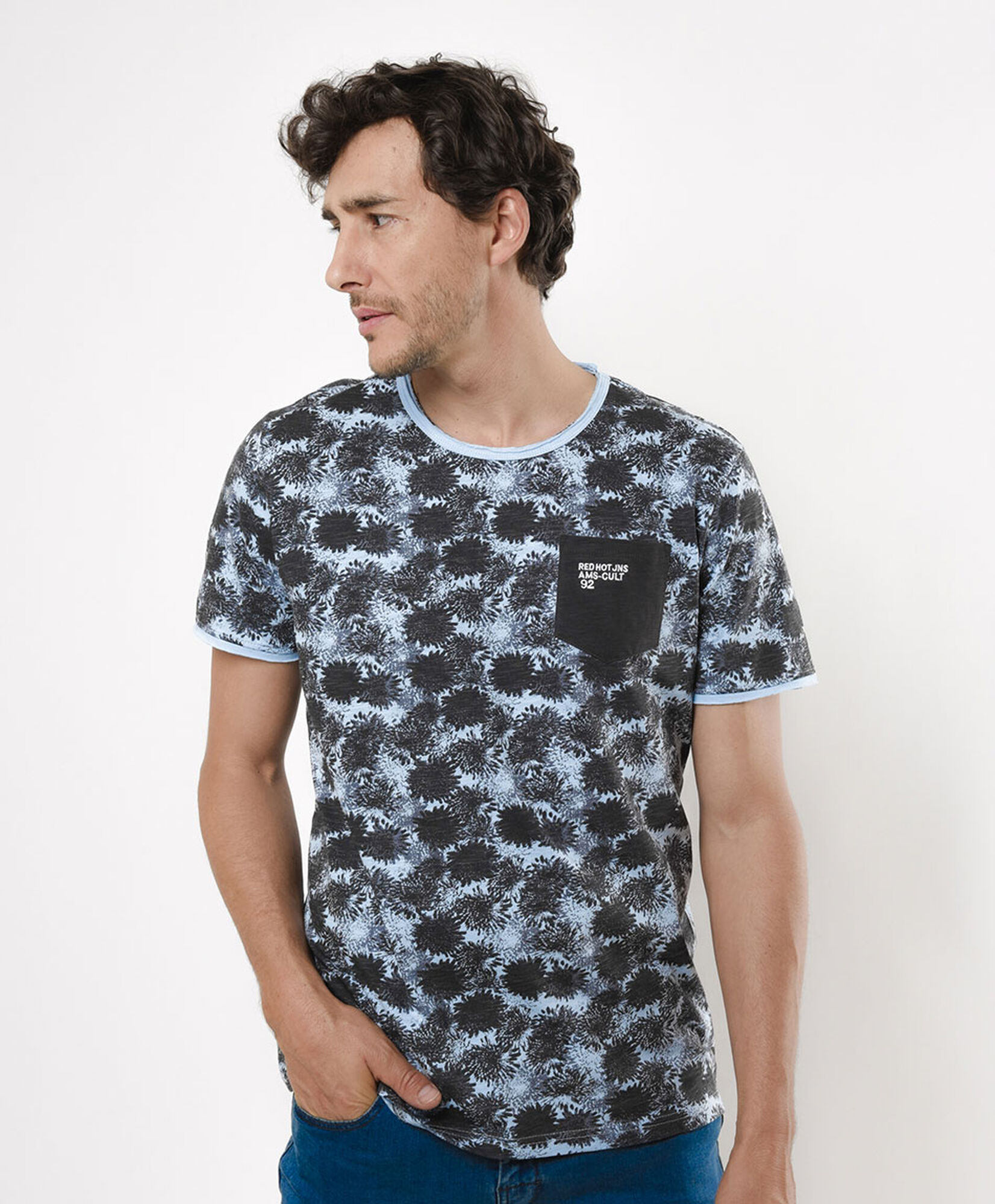 Polera hombre print arbustos bolsillo Polera hombre print arbustos bolsillo