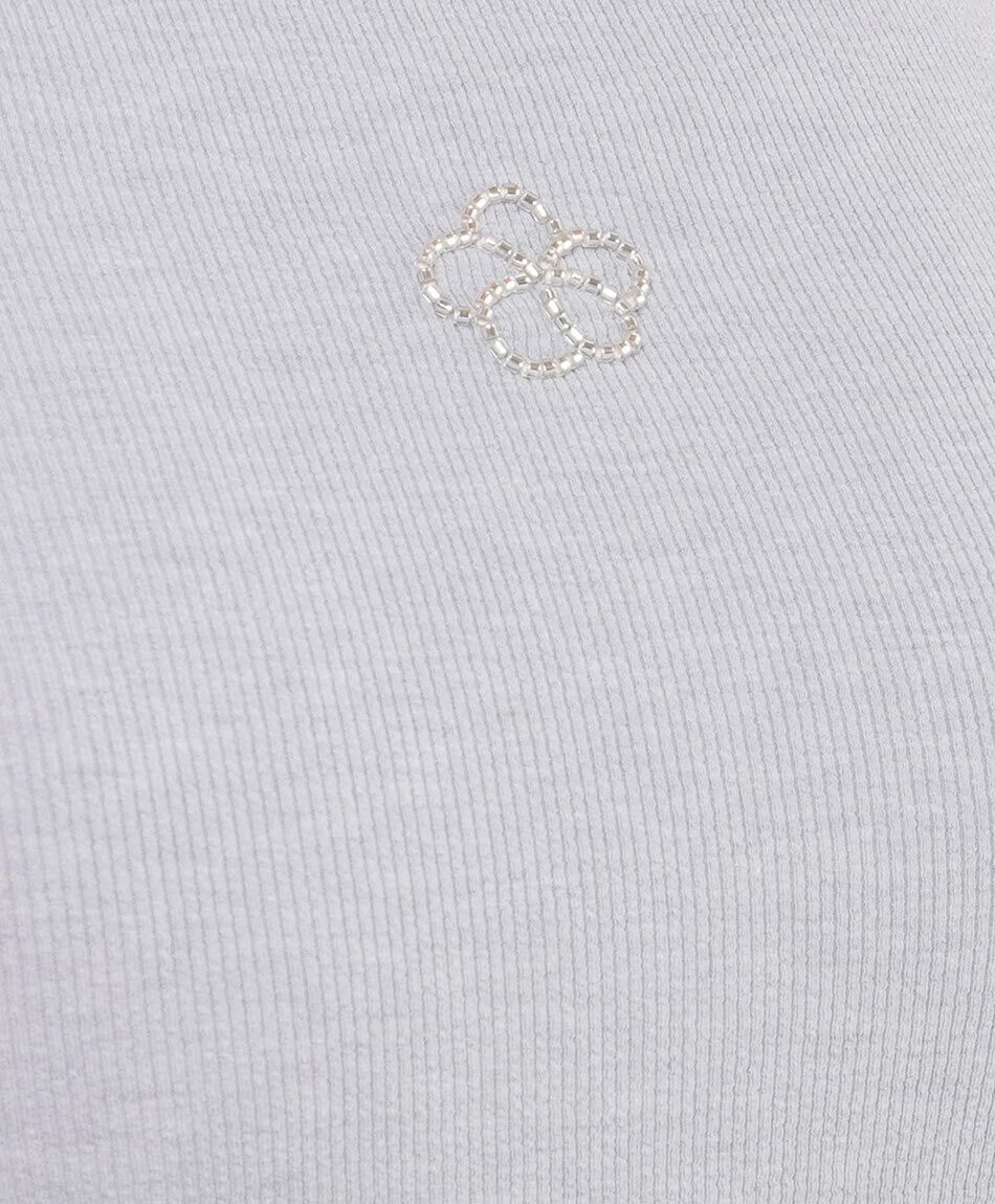 Polera mujer b&aacute;sica flor bordada