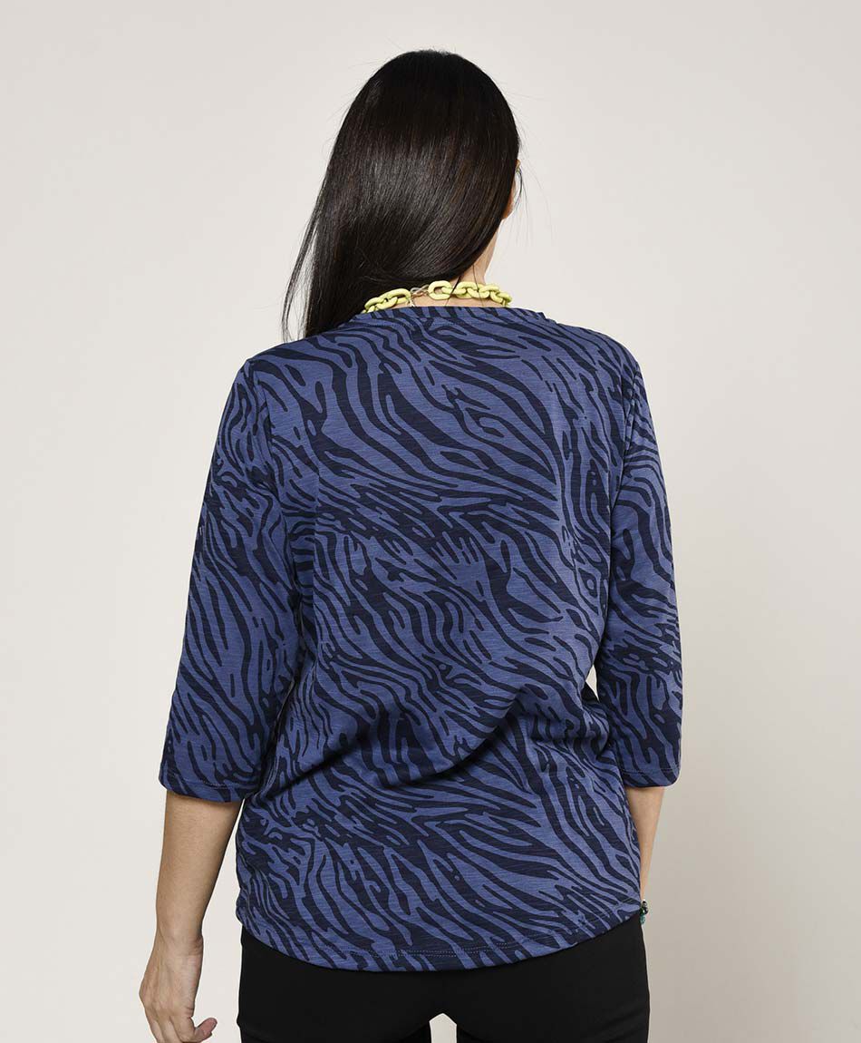 Polera mujer animal print bolsillo en pecho