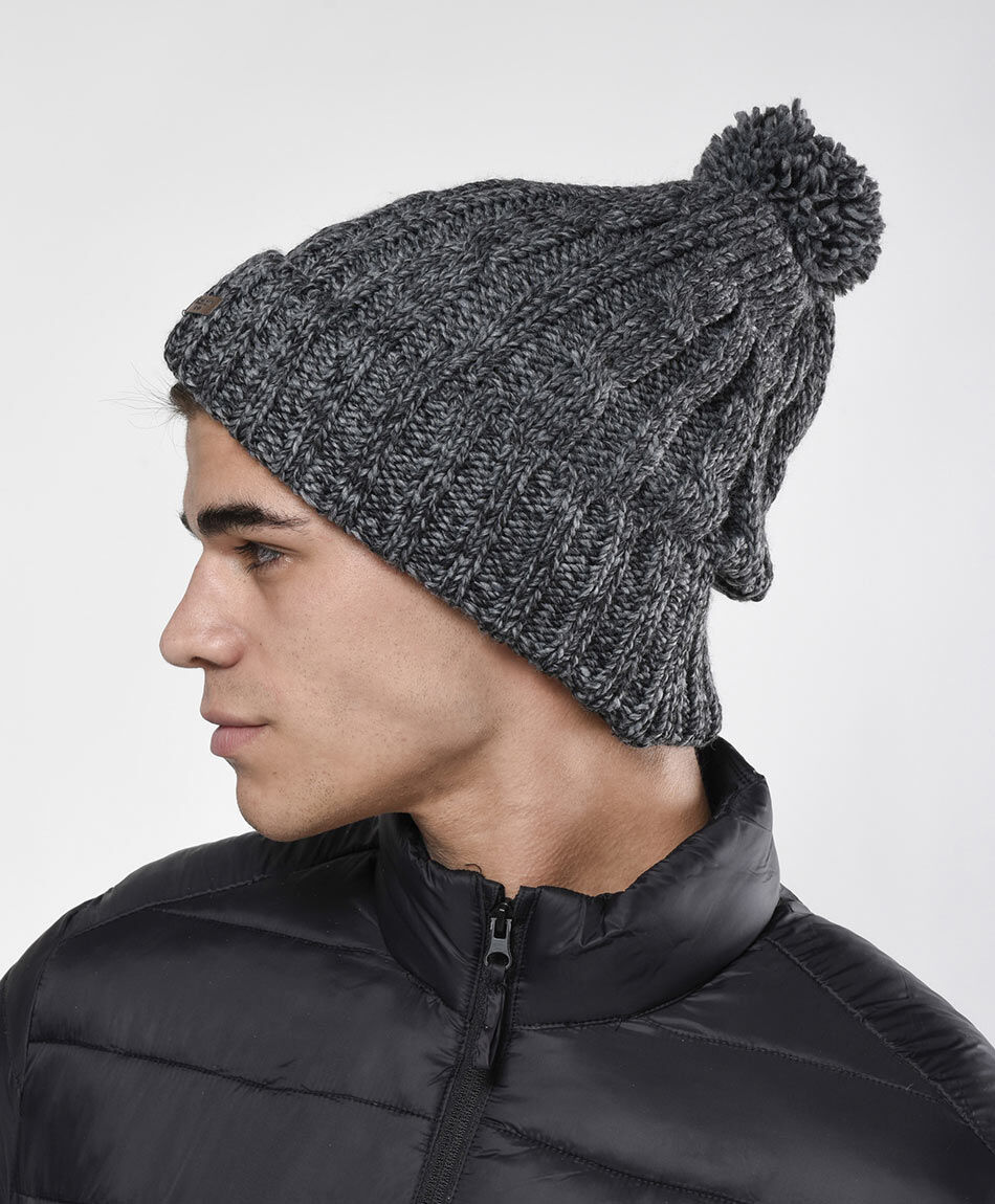 Gorro hombre trenzado pomp&oacute;n