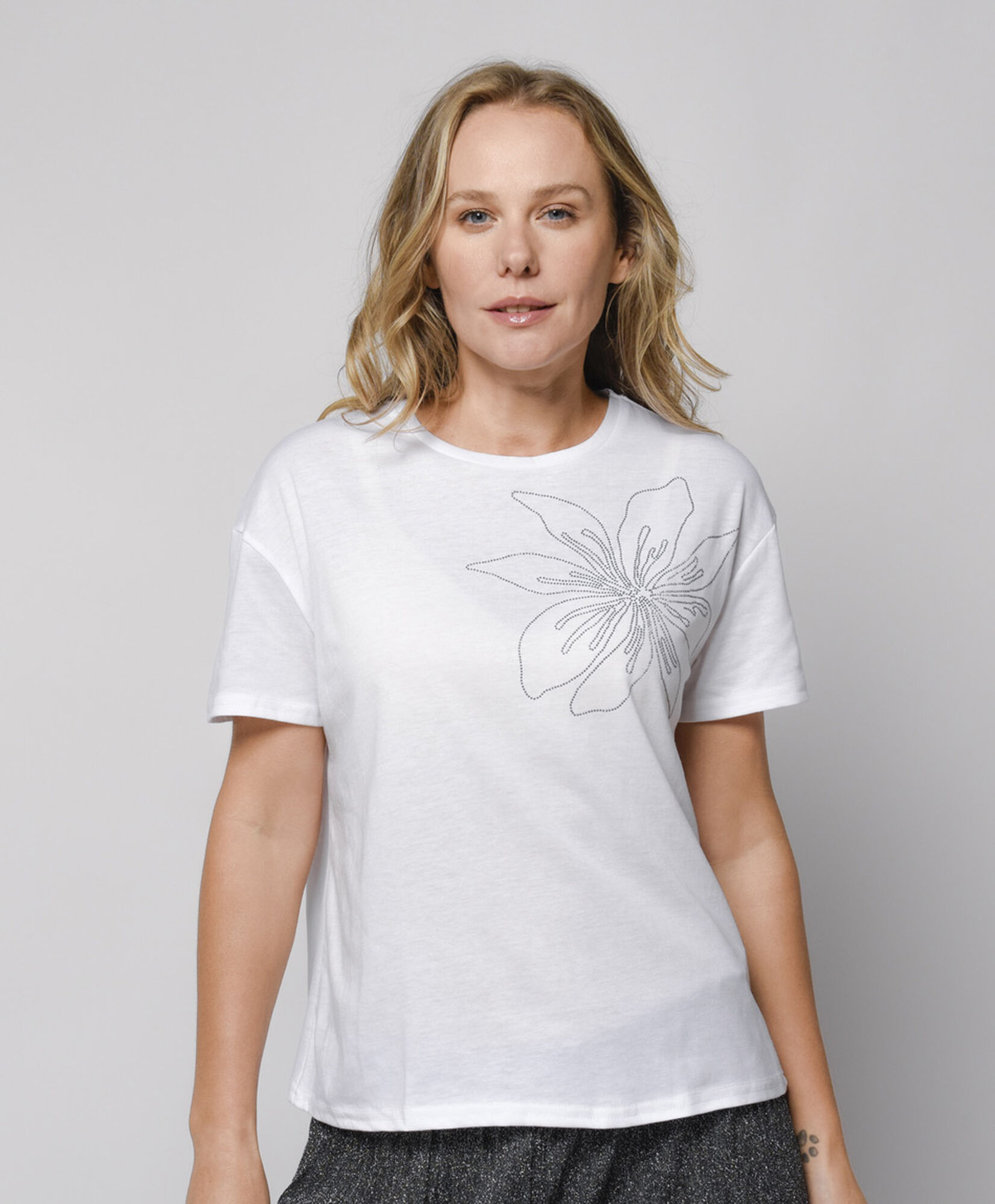 Polera mujer flor tachas Polera mujer flor tachas