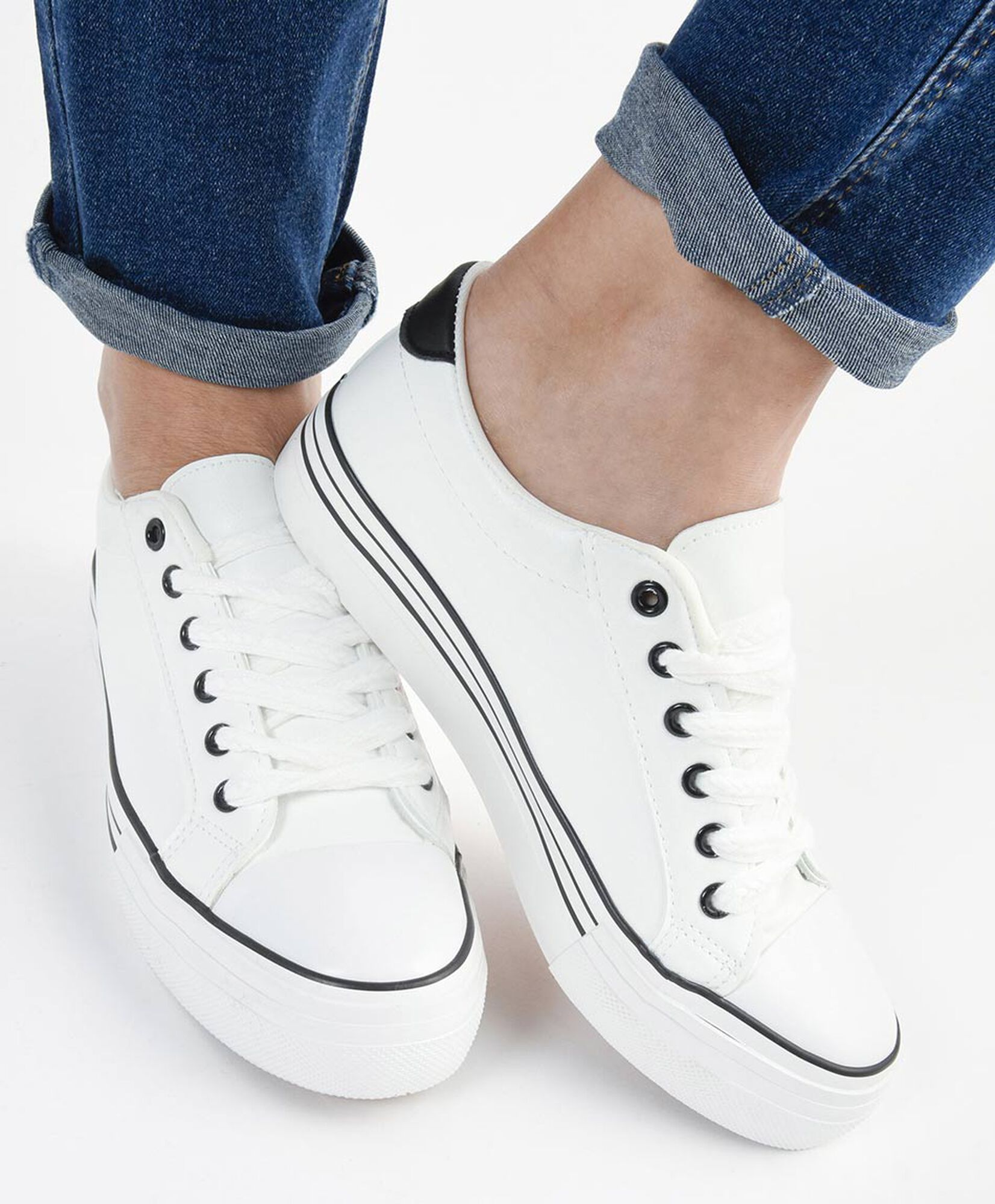 Zapatilla mujer blanca detalles negros Zapatilla mujer blanca detalles negros