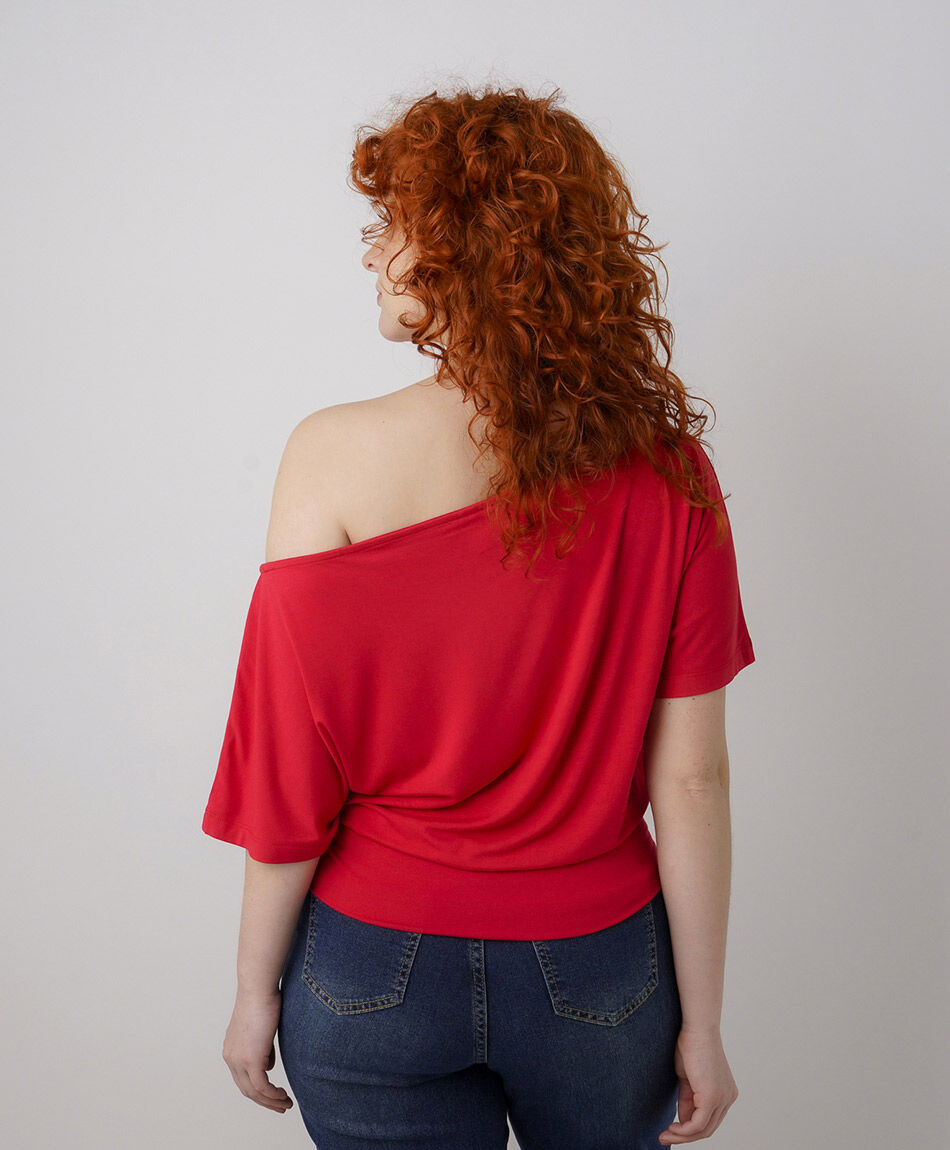 Polera mujer irregular tachas rojo
