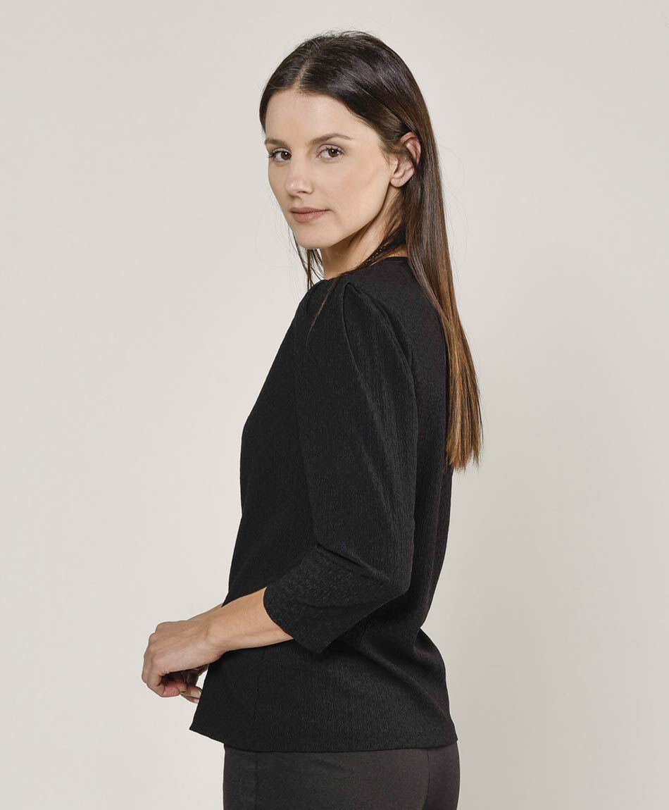 Polera mujer textura pinzas en hombros