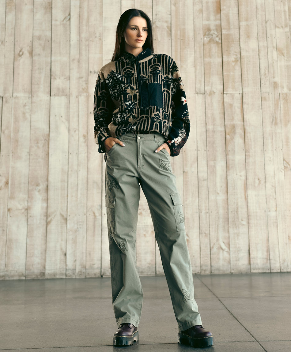 Pantal&oacute;n mujer cargo bordado