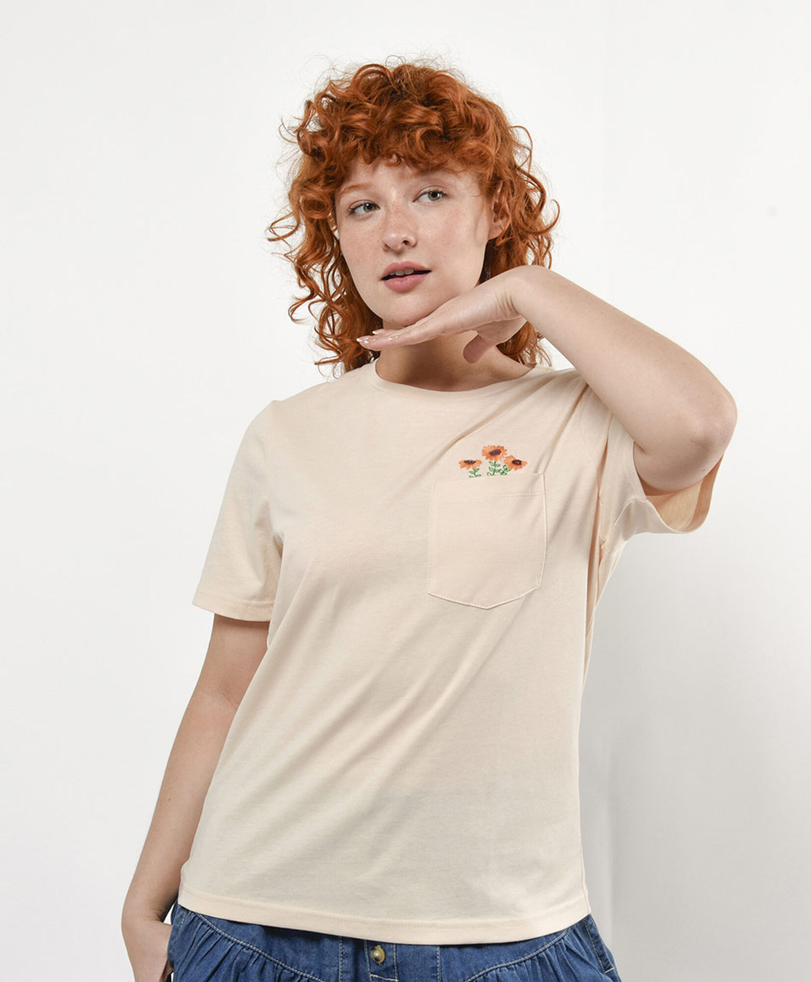 Polera mujer margaritas bordadas Polera mujer margaritas bordadas