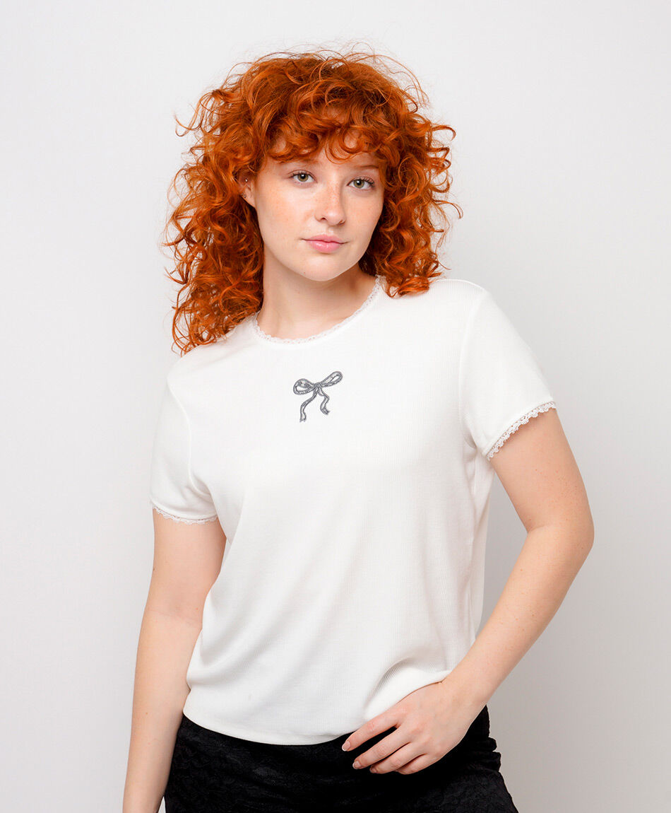 Polera mujer cinta bordada blanca