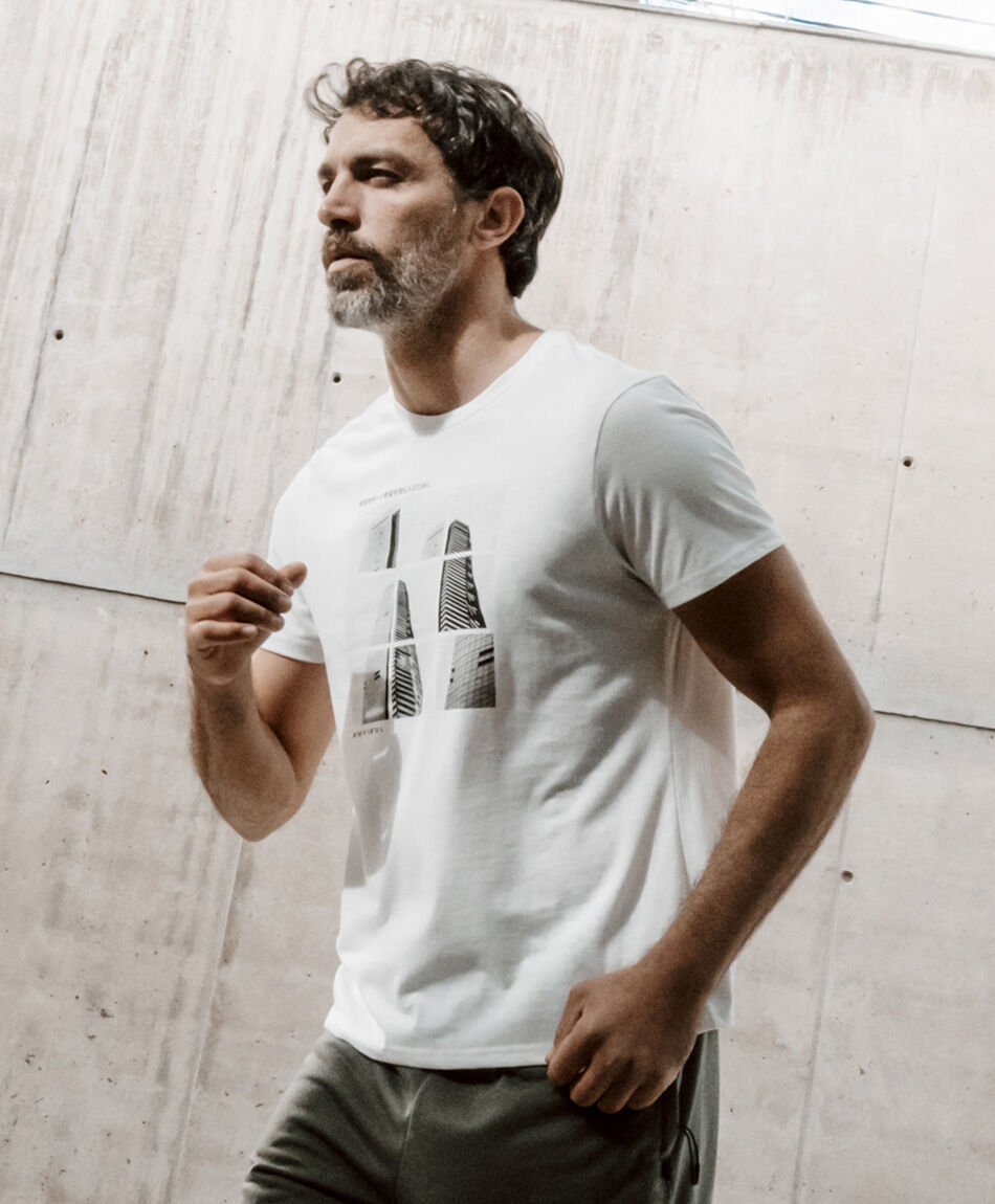 Polera deportiva hombre edificio