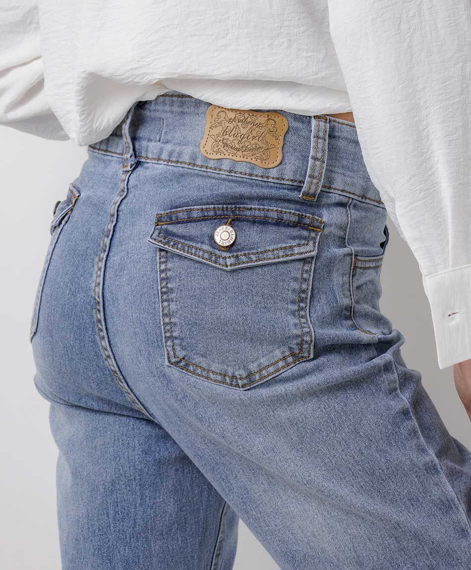 Jeans mujer flare bolsillos peque&ntilde;os