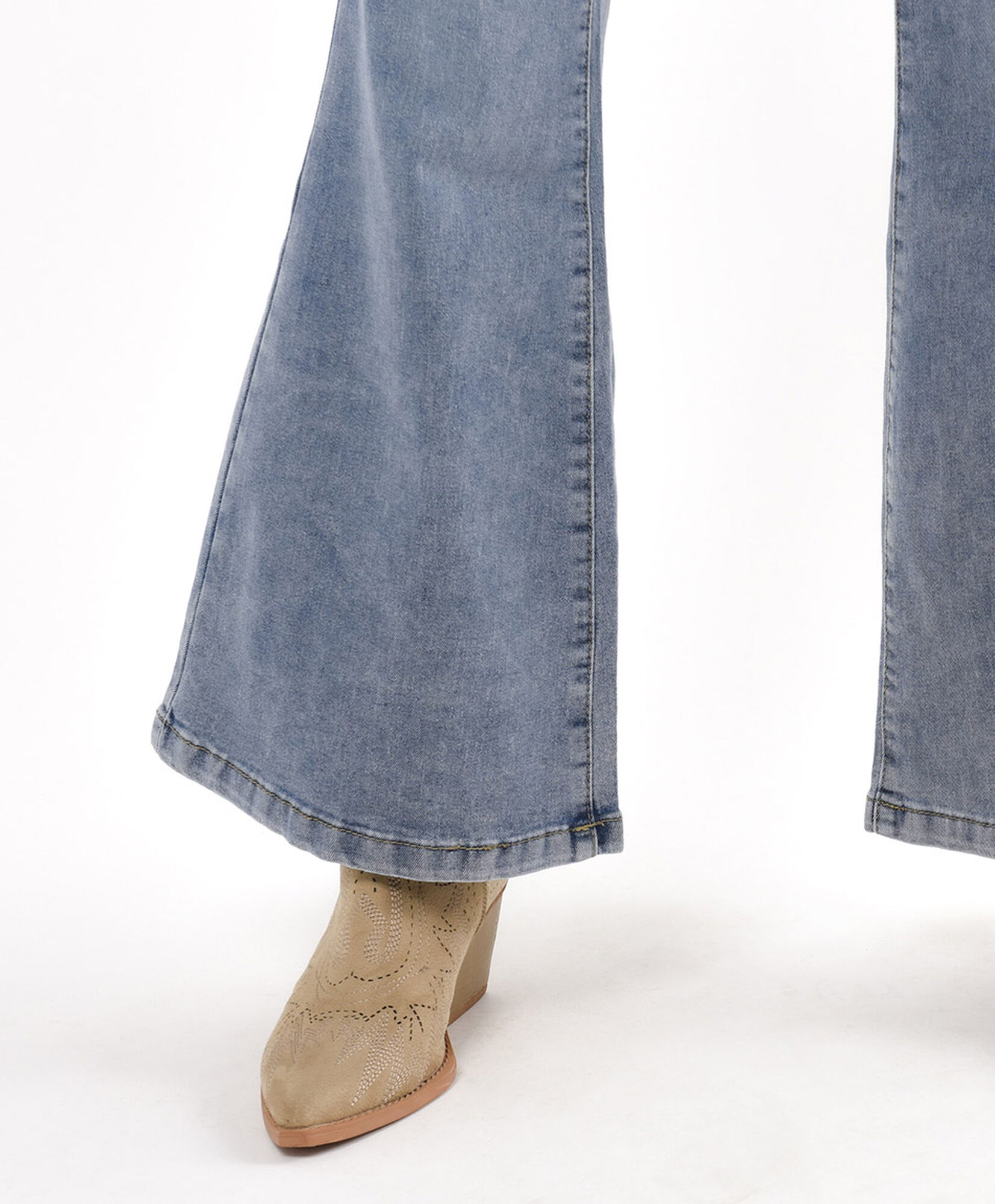 Jeans mujer tachas redondas flare Jeans mujer tachas redondas flare