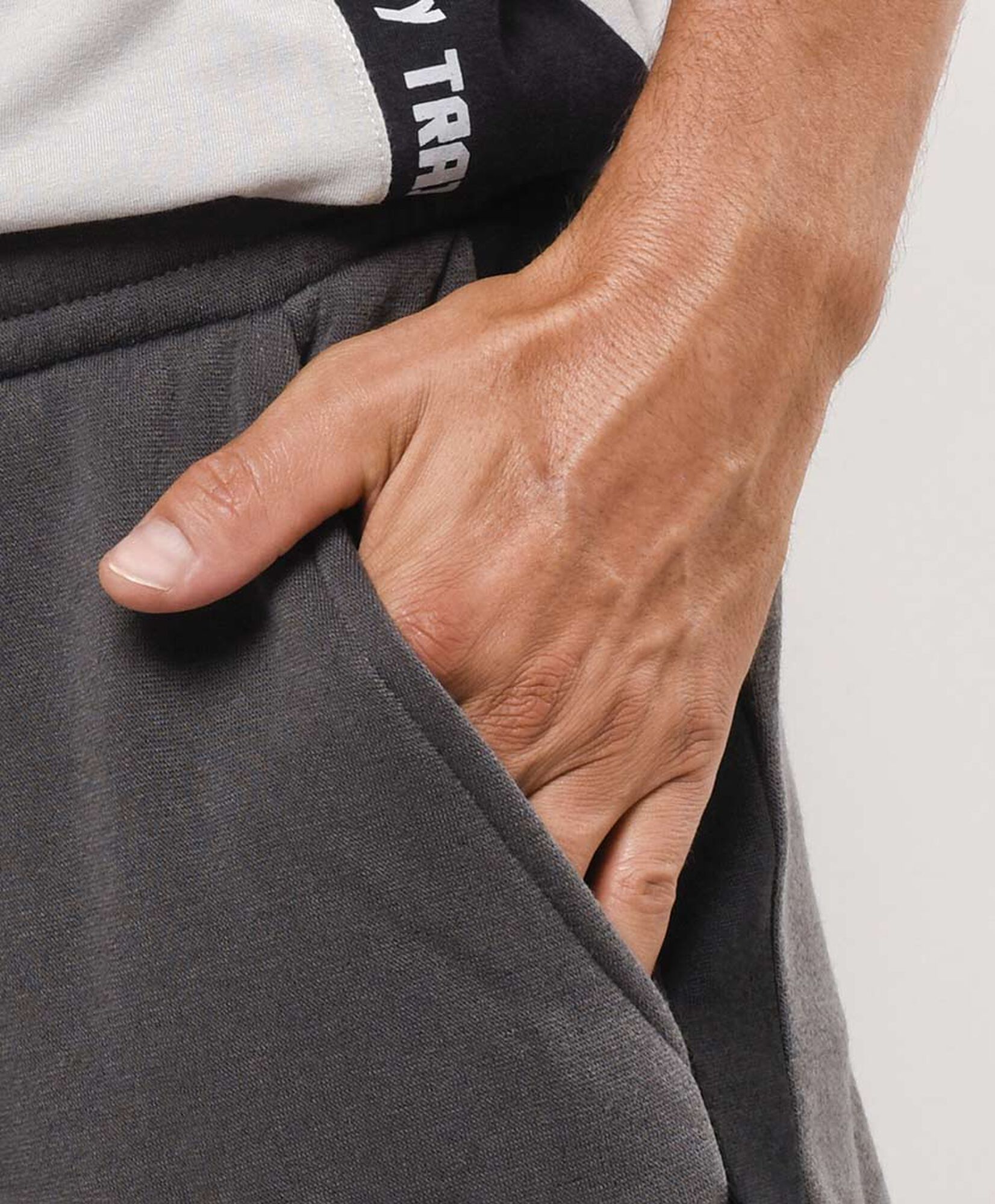 Pantalón deportivo hombre línea negra Pantalón deportivo hombre línea negra