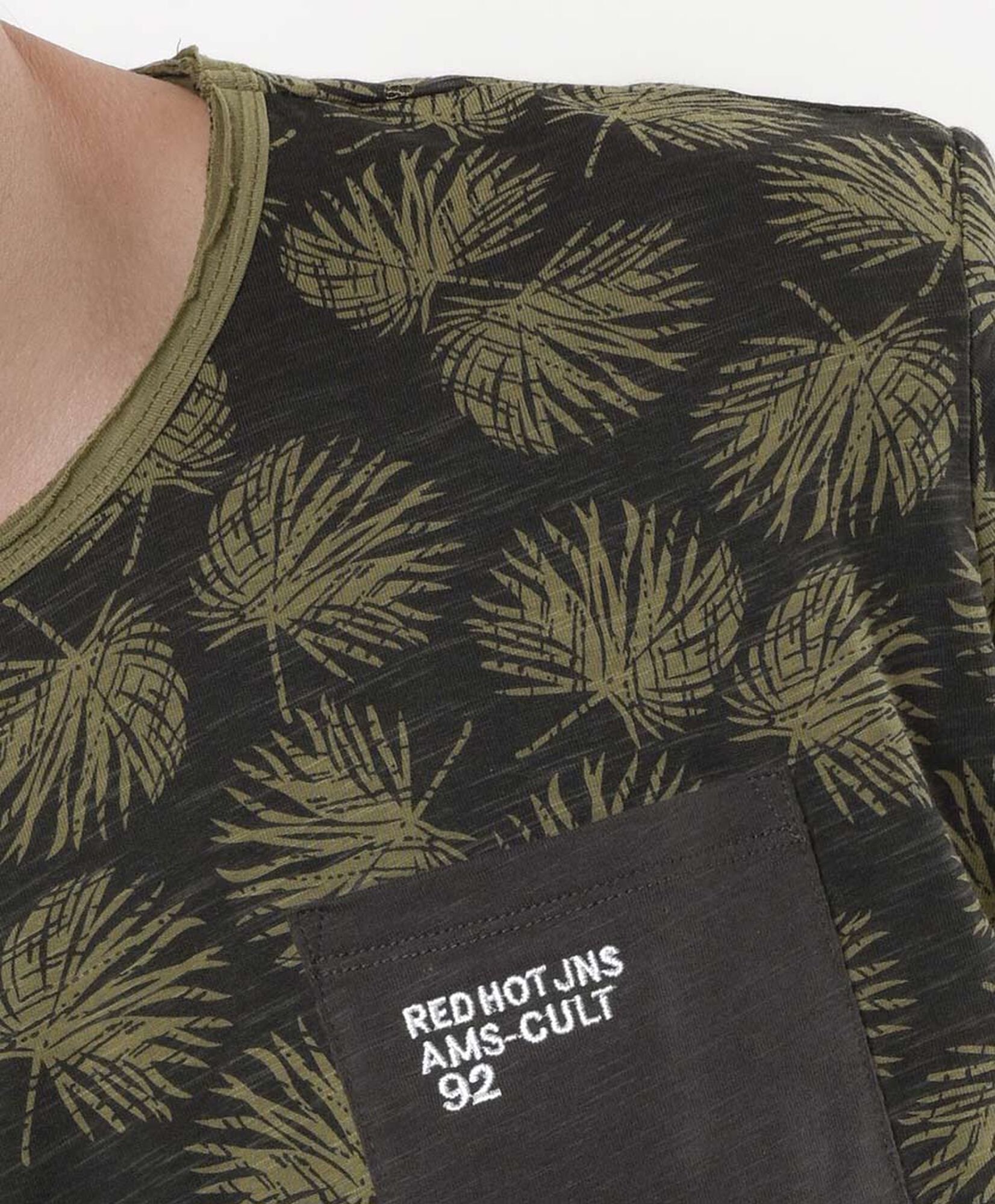 Polera hombre print hojas bolsillo Polera hombre print hojas bolsillo