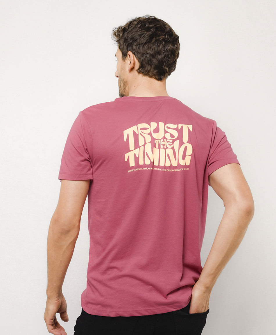 Polera hombre doble estampado timing