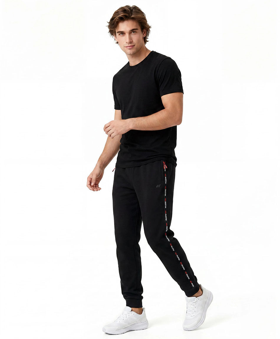 Pantal&oacute;n deportivo hombre l&iacute;neas texto