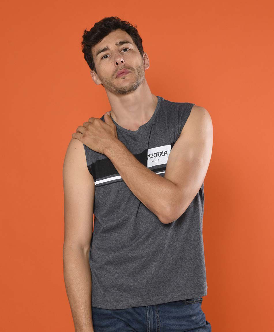 Polera sin mangas cuello redondo