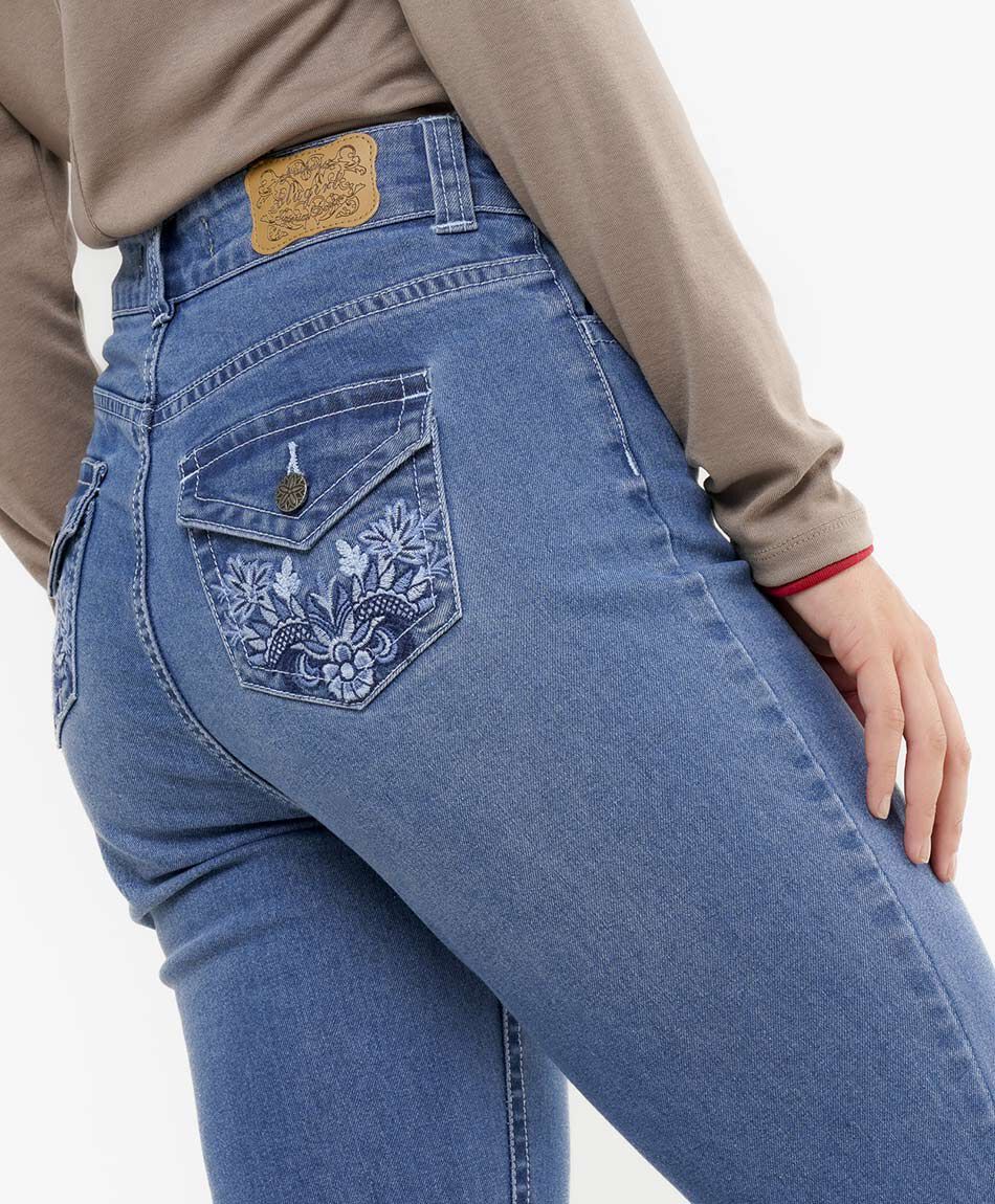 Jeans mujer flare dise&ntilde;o bordado