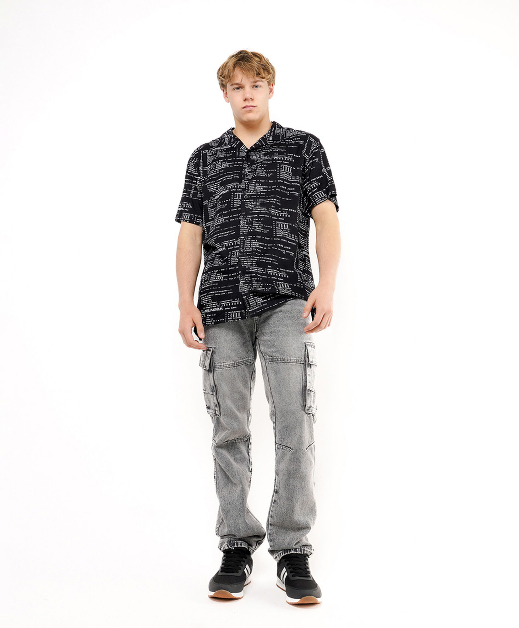 Camisa hombre estampada letras y códigos Camisa hombre estampada letras y códigos