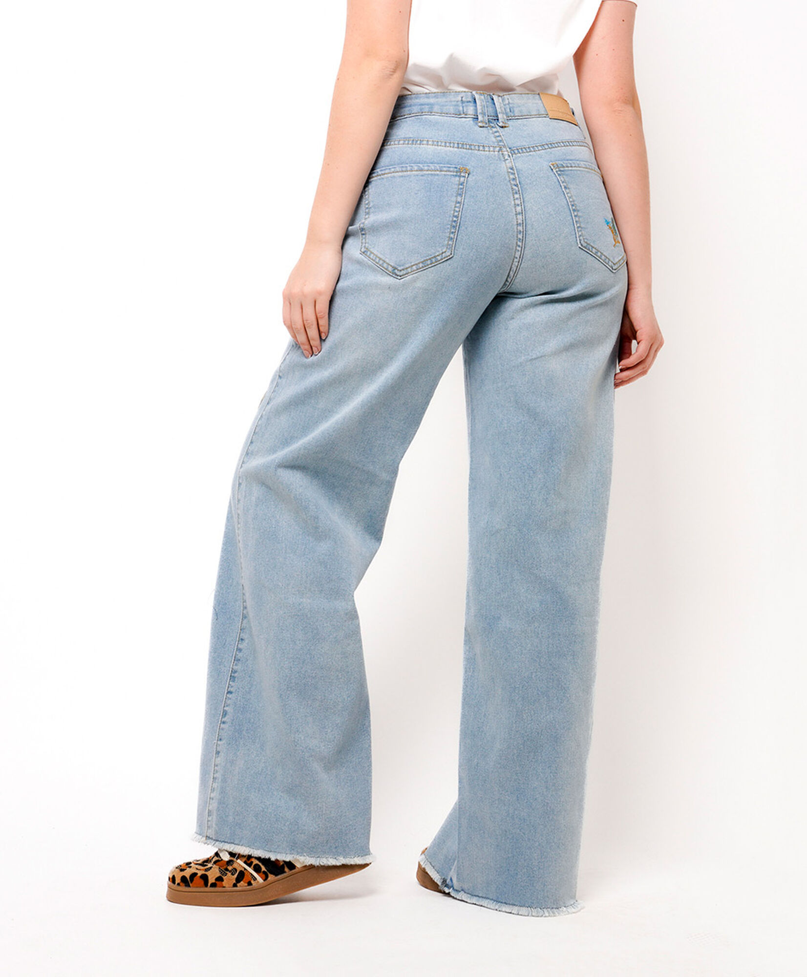 Jeans mujer dibujos bordados wide Jeans mujer dibujos bordados wide