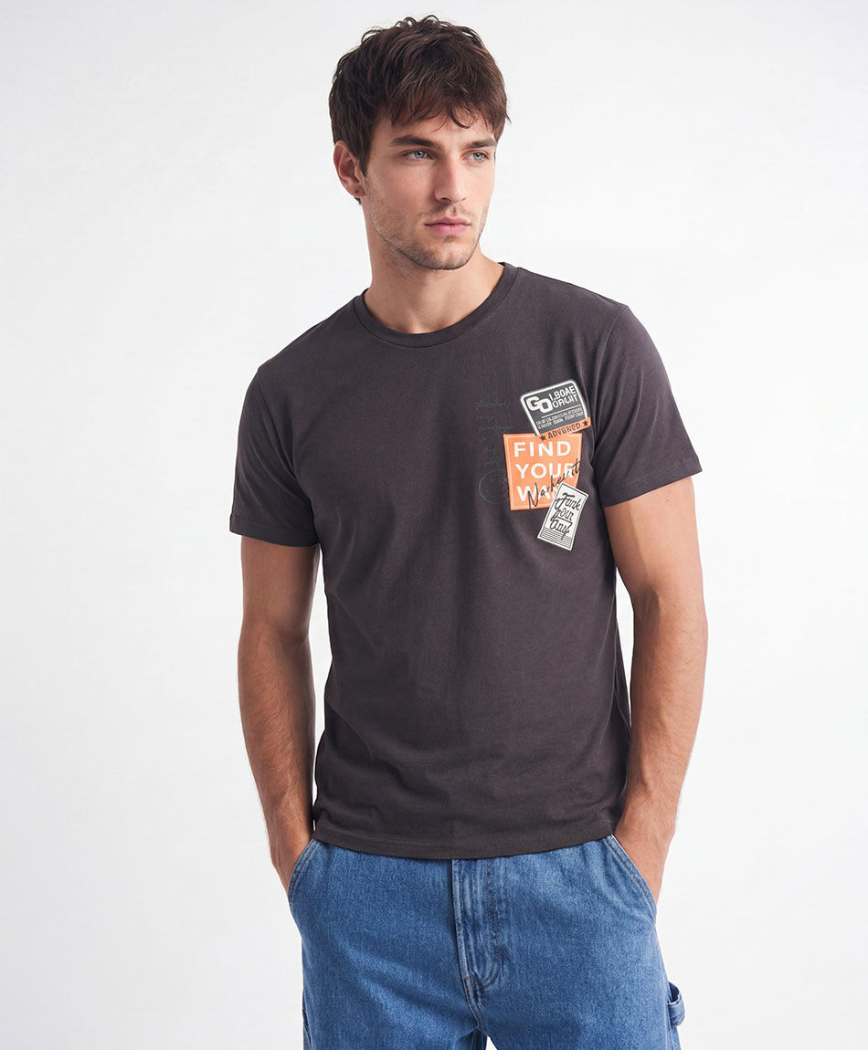 Polera hombre estampado estampillas