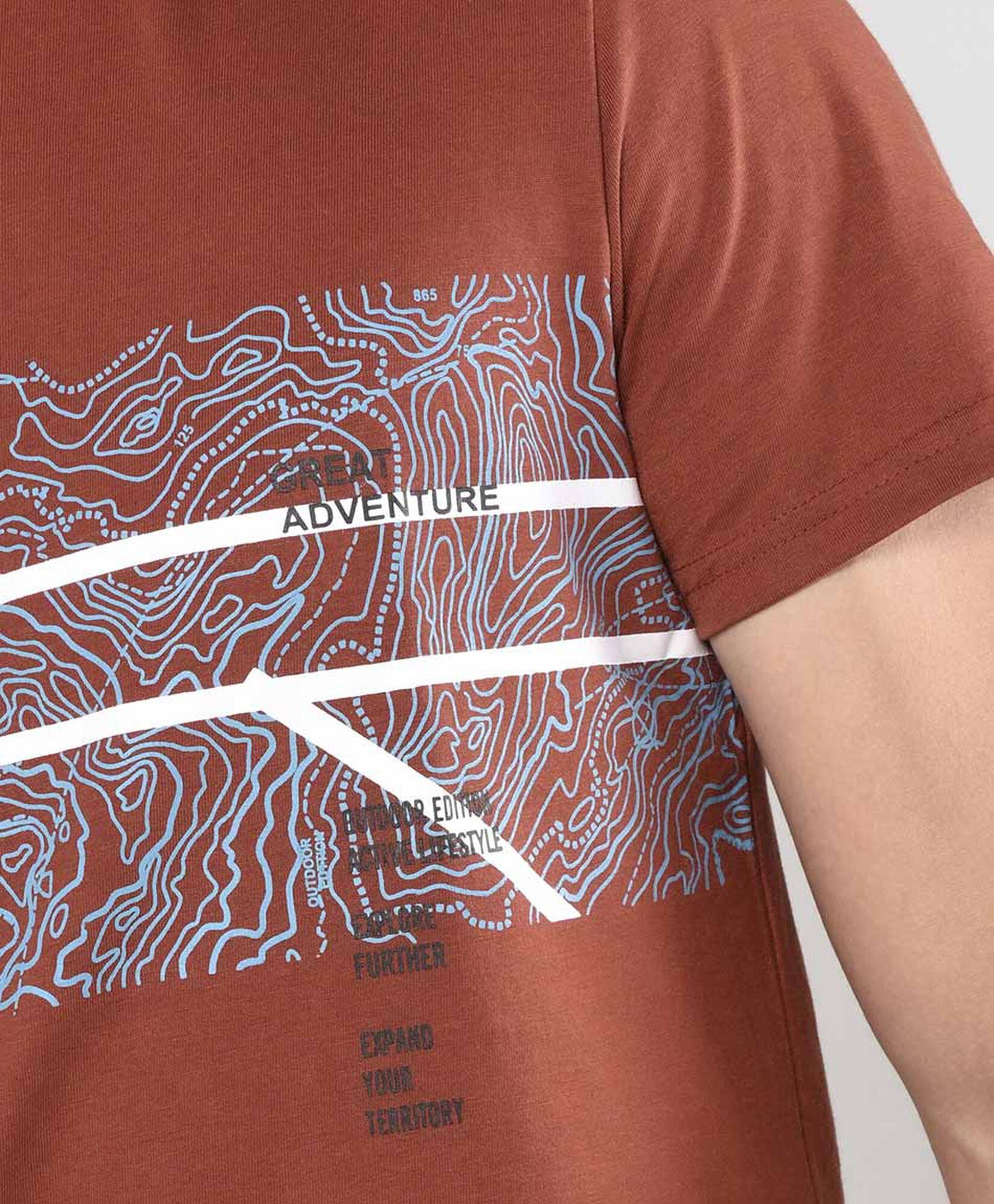 Polera deportiva hombre estampado abstracto Polera deportiva hombre estampado abstracto