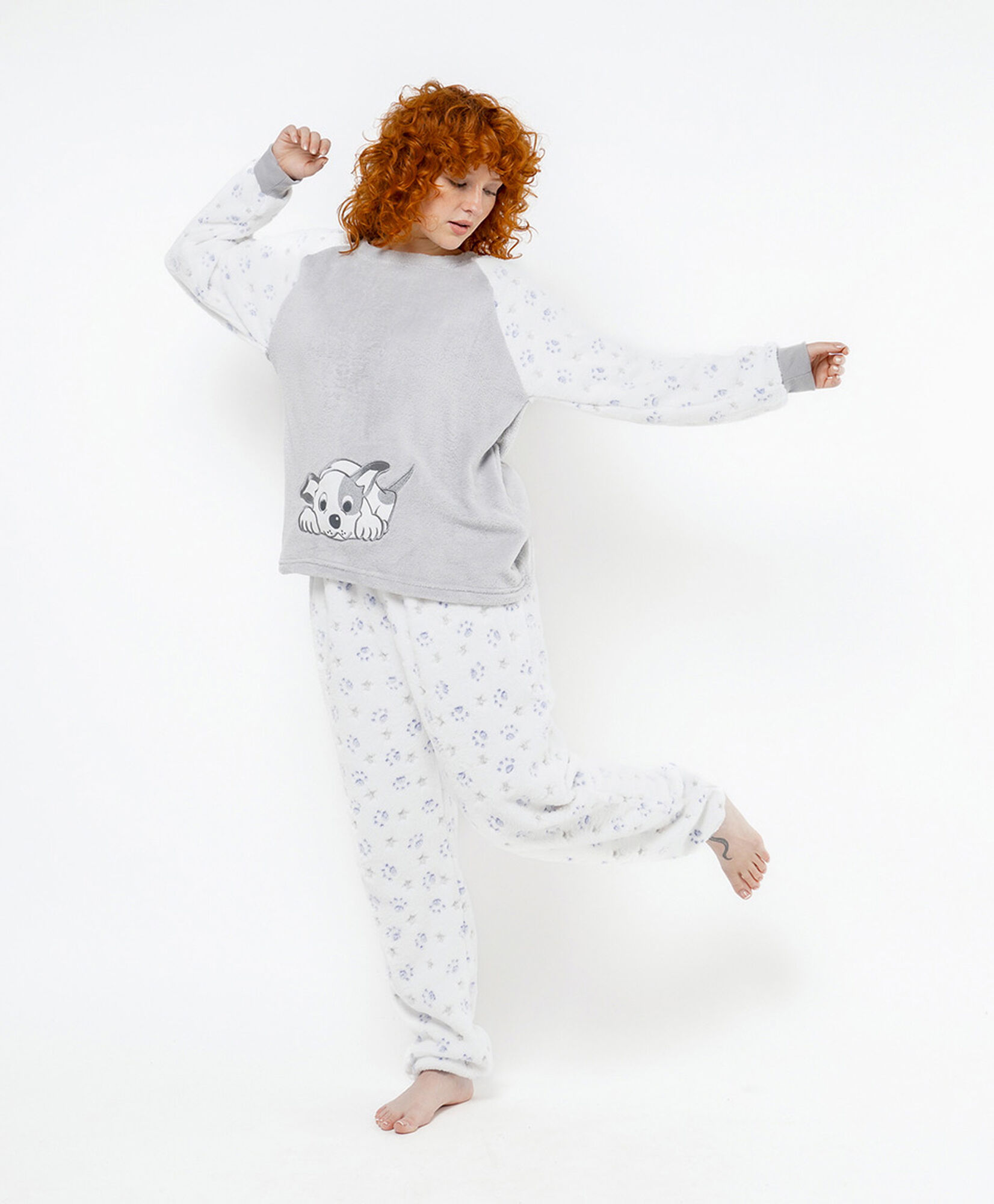 Pijama mujer estampado huellitas y perrito Pijama mujer estampado huellitas y perrito