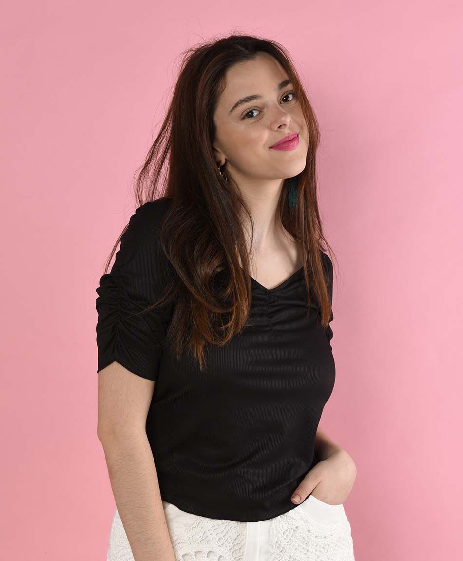 Polera ajustada manga corta cuello en v