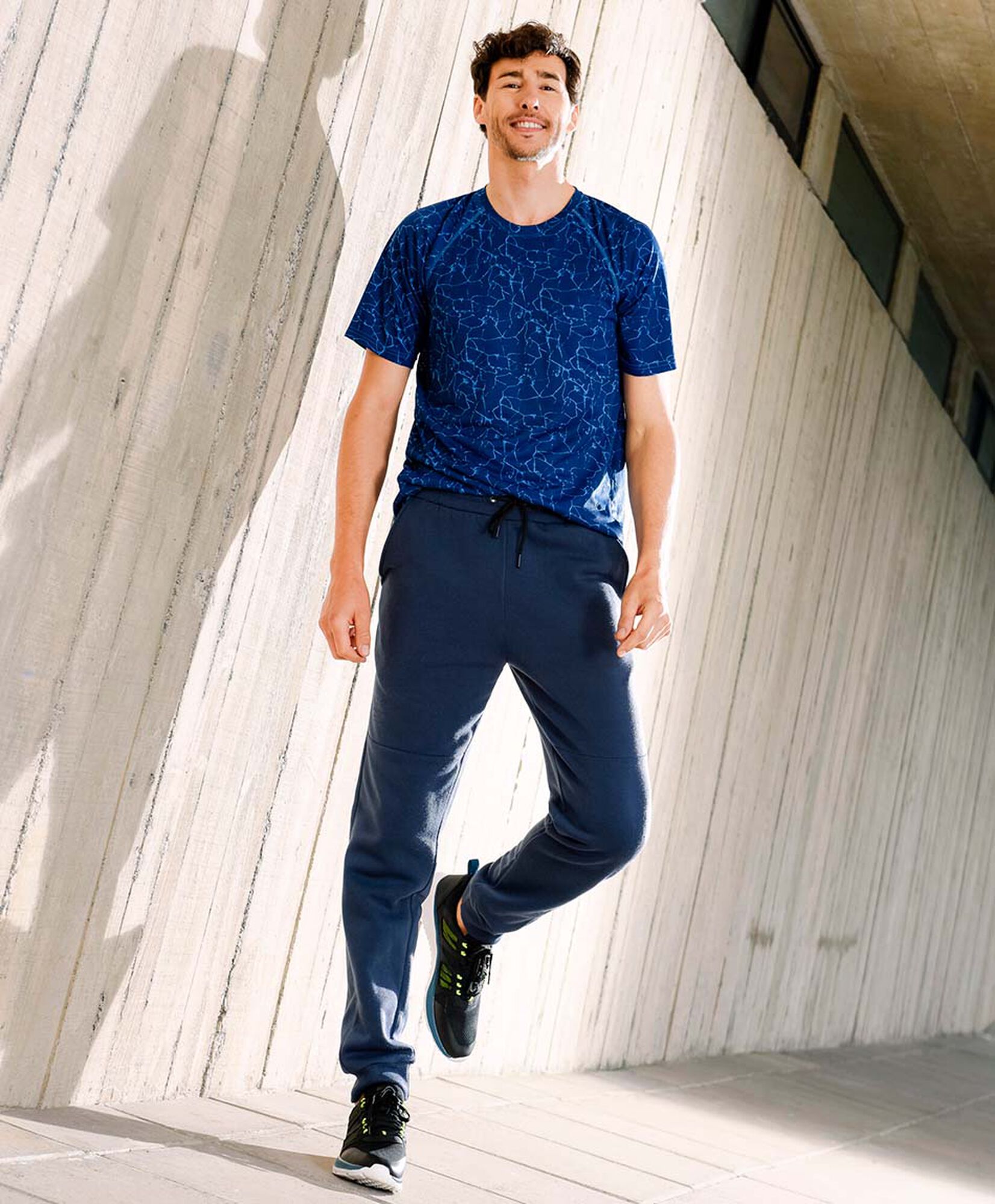 Pantalón deportivo hombre costuras azul Pantalón deportivo hombre costuras azul