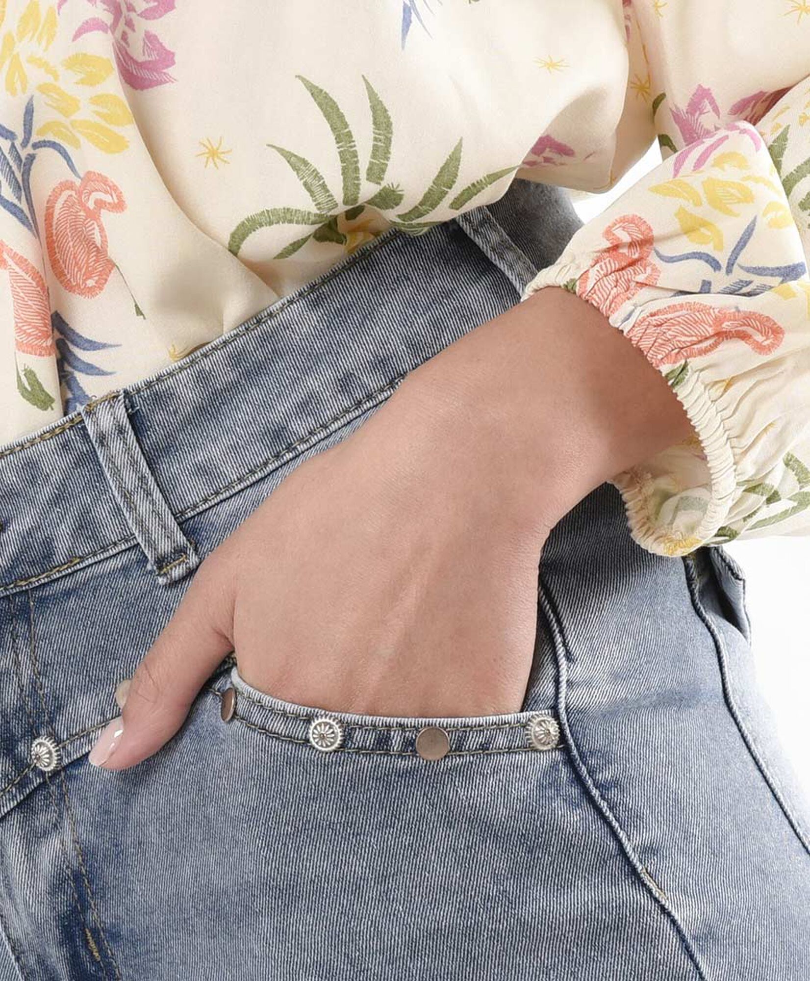Jeans mujer tachas redondas flare Jeans mujer tachas redondas flare