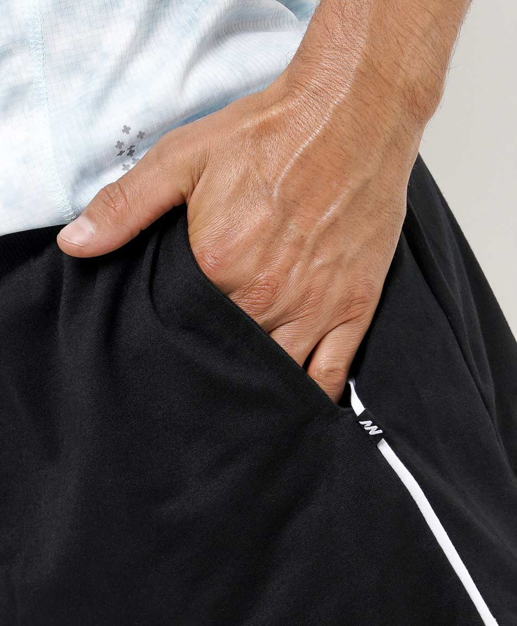 Short deportivo hombre línea blanca Short deportivo hombre línea blanca