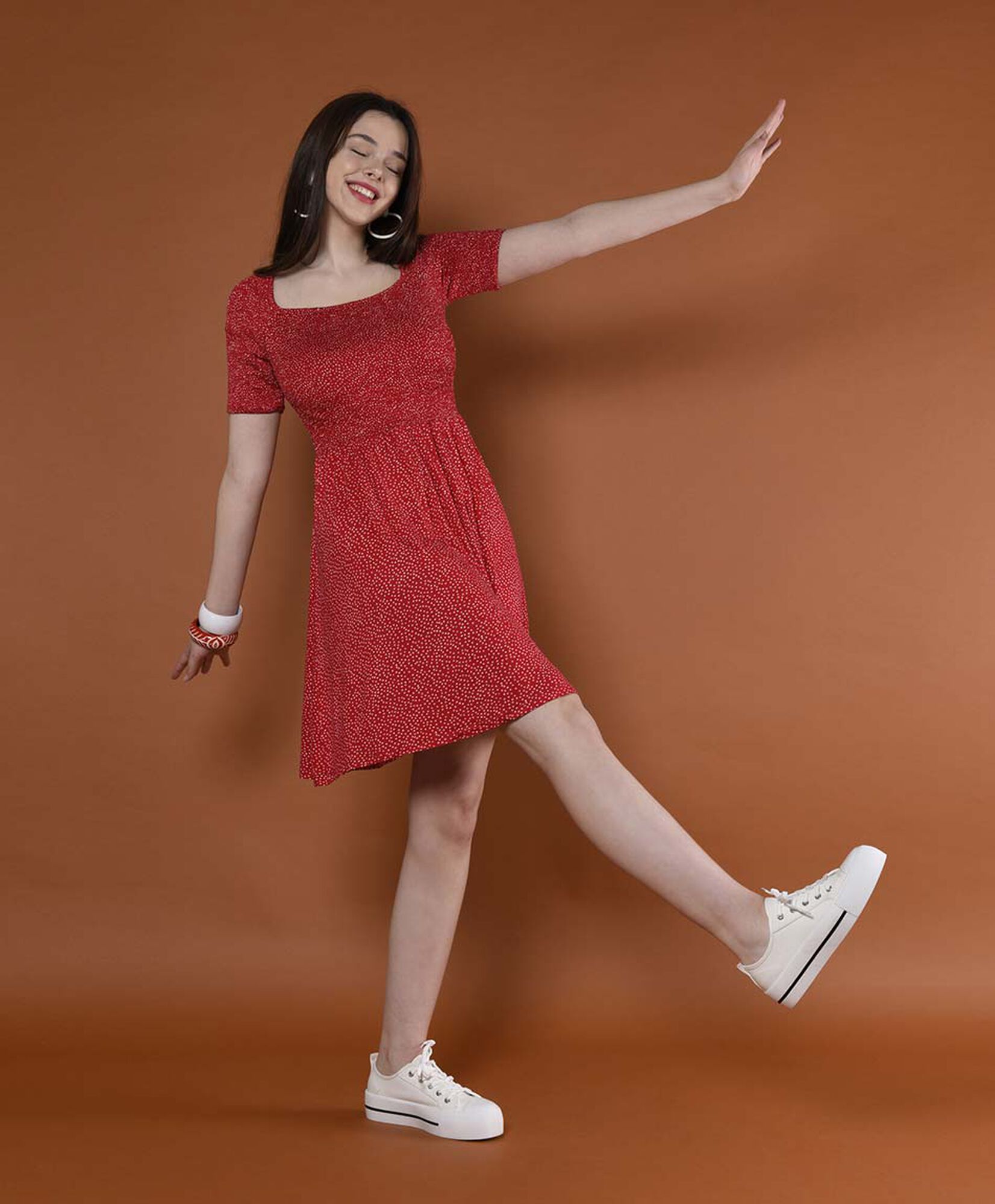 Vestido hasta la rodilla cuello cuadrado Vestido hasta la rodilla cuello cuadrado