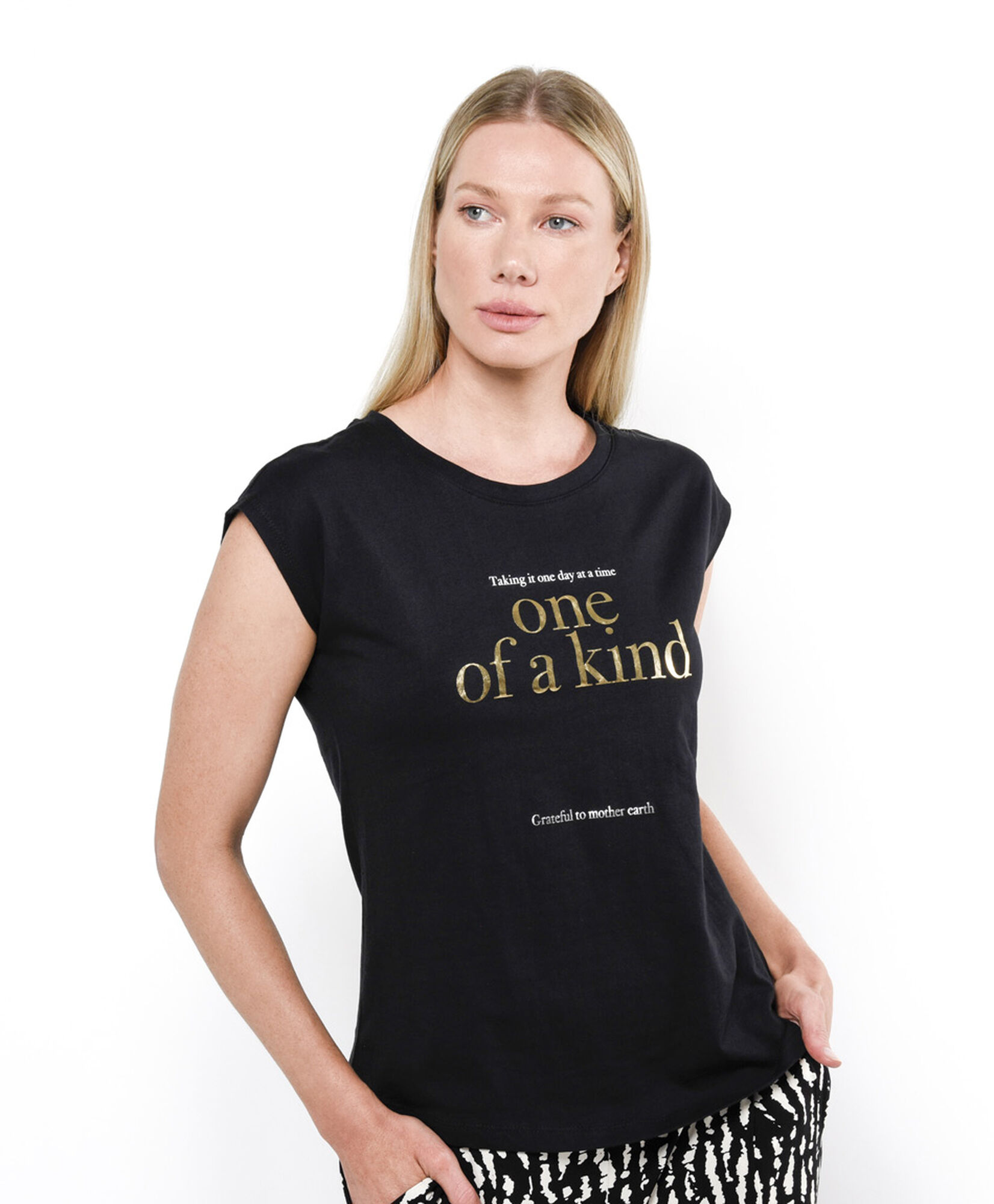 Polera mujer estampado letras doradas Polera mujer estampado letras doradas