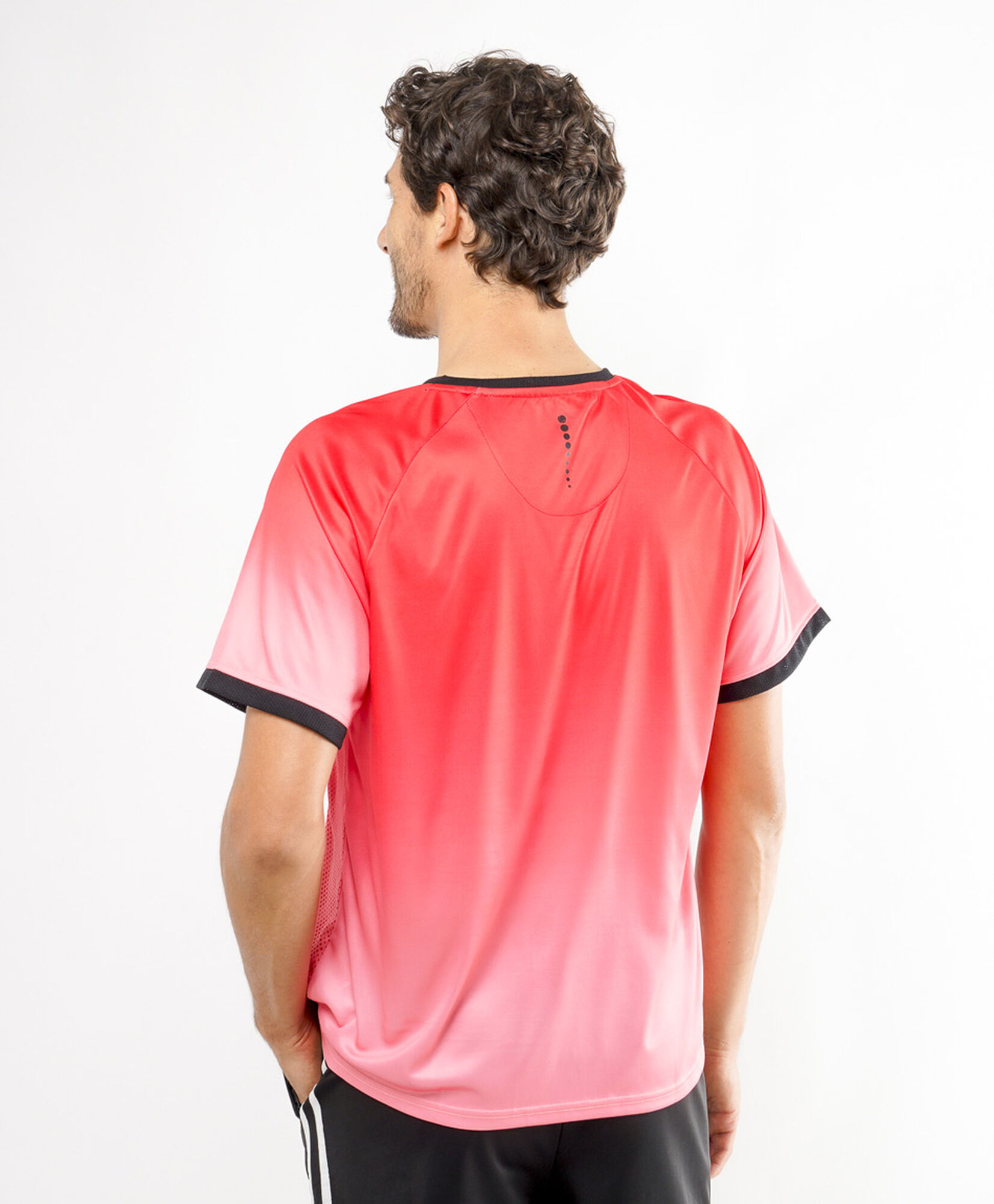 Polera deportiva hombre degradé rombos Polera deportiva hombre degradé rombos