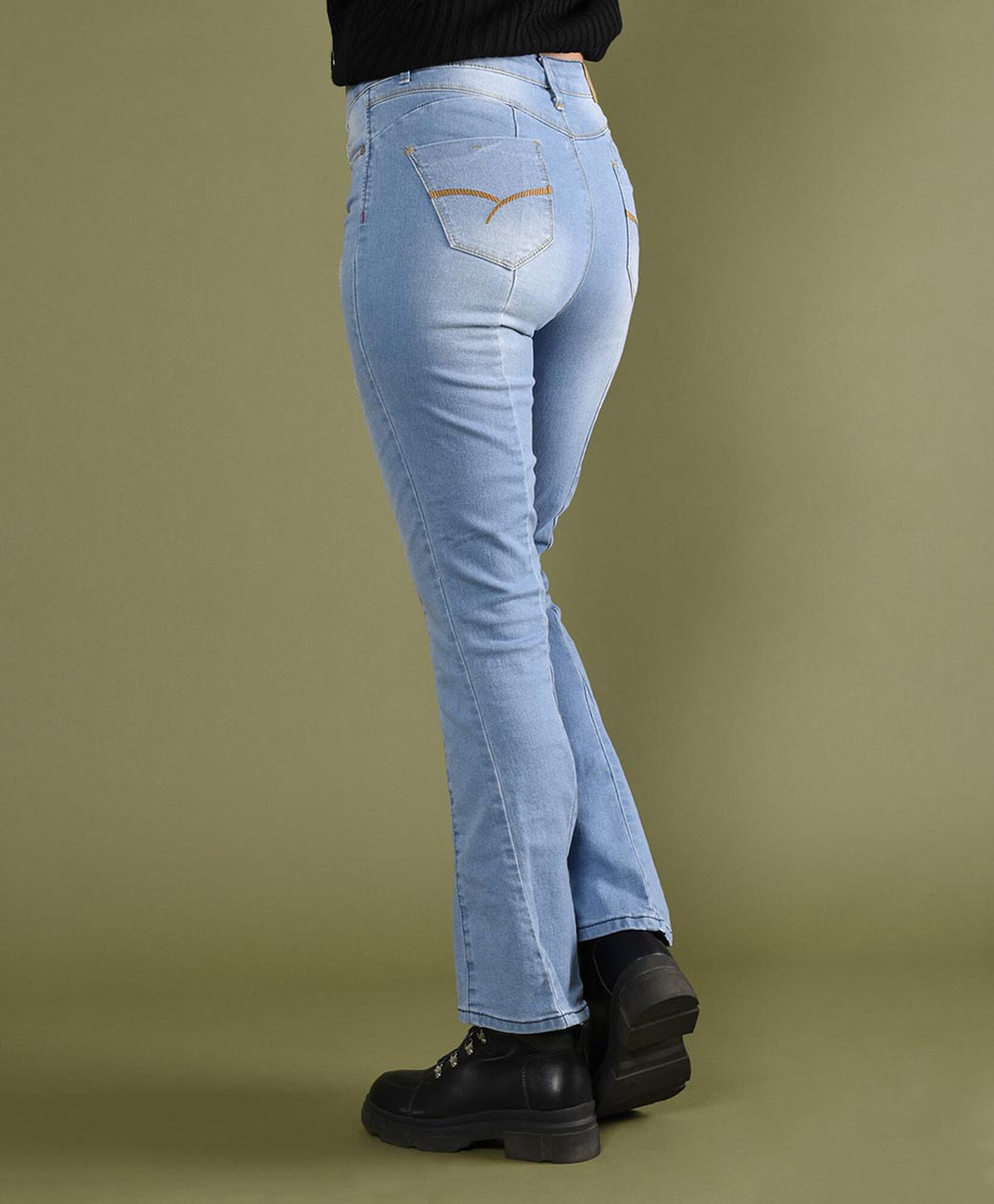 Jeans flare cortes Jeans flare cortes