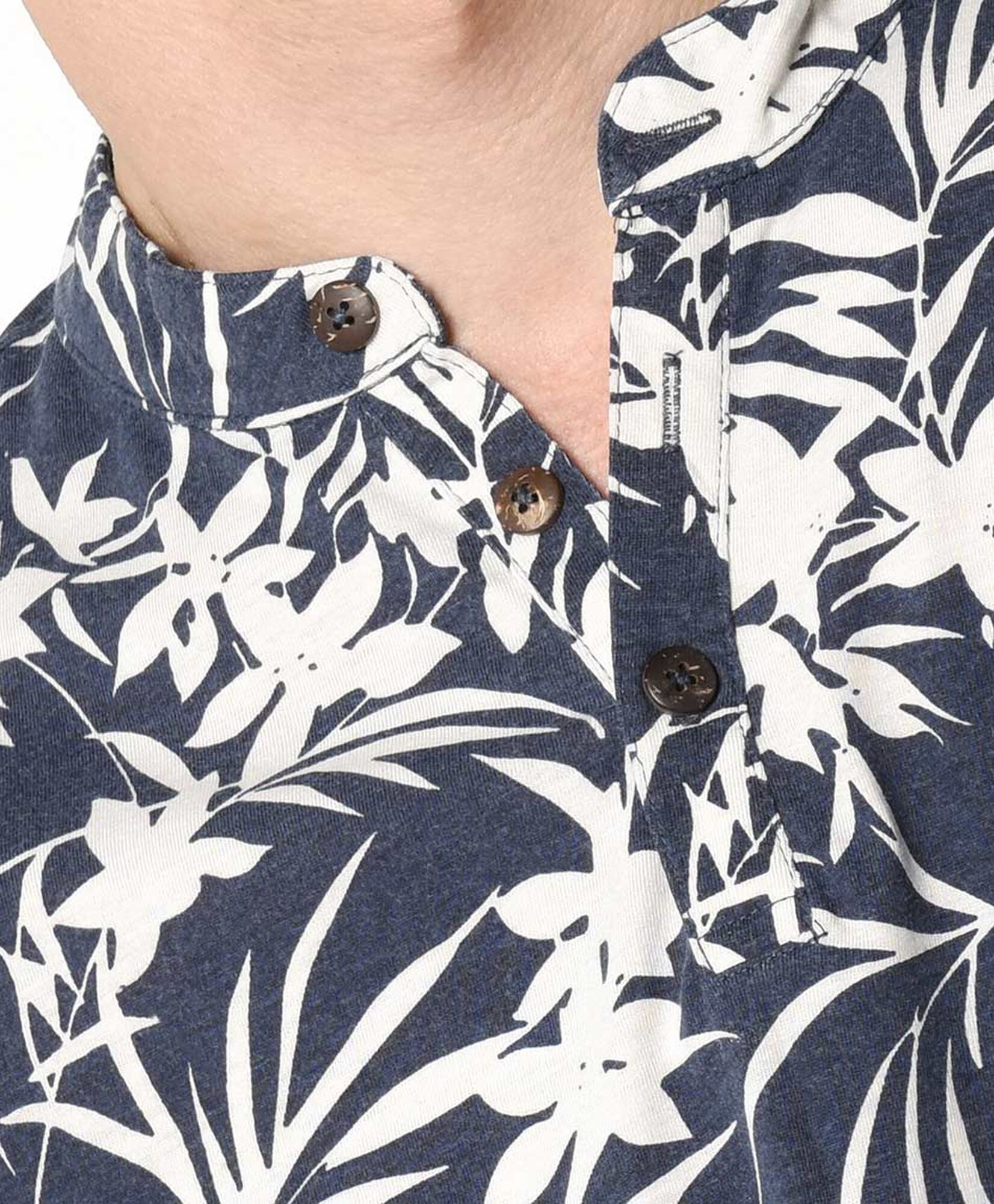 Polera hombre hojas y flores Polera hombre hojas y flores